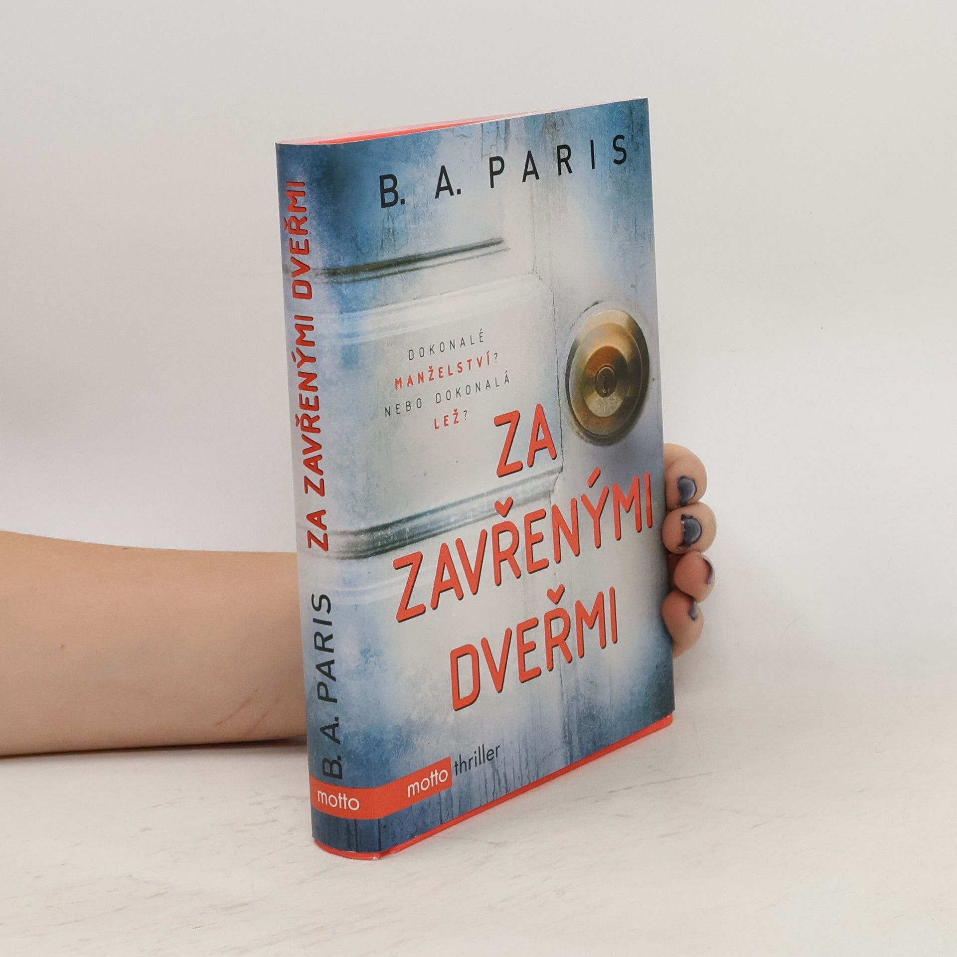B. A. Paris Za zavřenými dveřmi