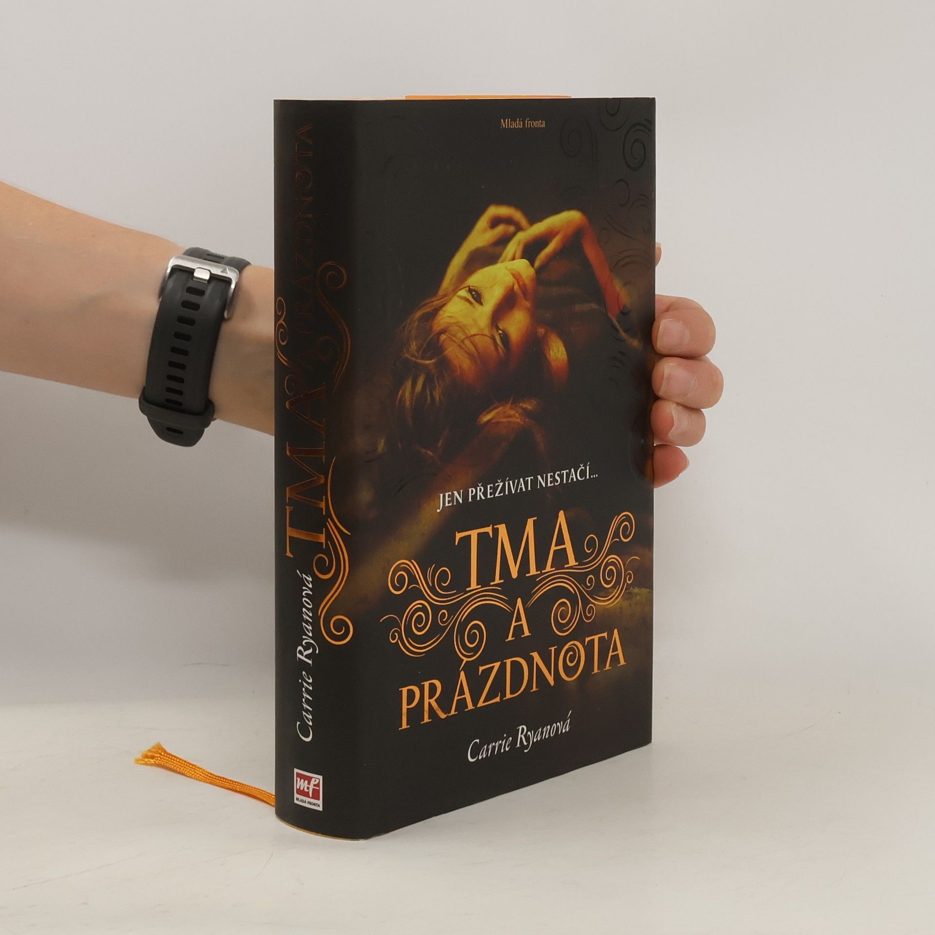 Carrie Ryan Tma a prázdnota : jen přežívat nestačí