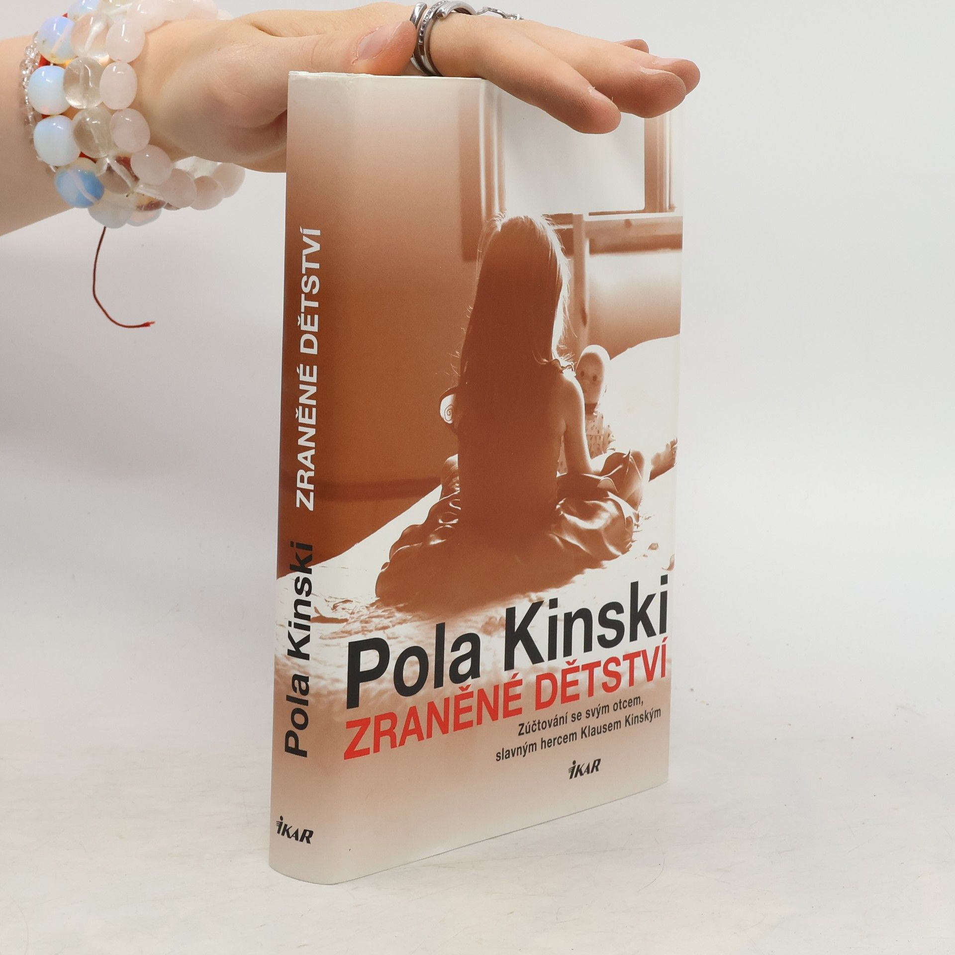 Pola Kinski Zraněné dětství : Zúčtování se svým otcem, slavným hercem Klausem Kinským