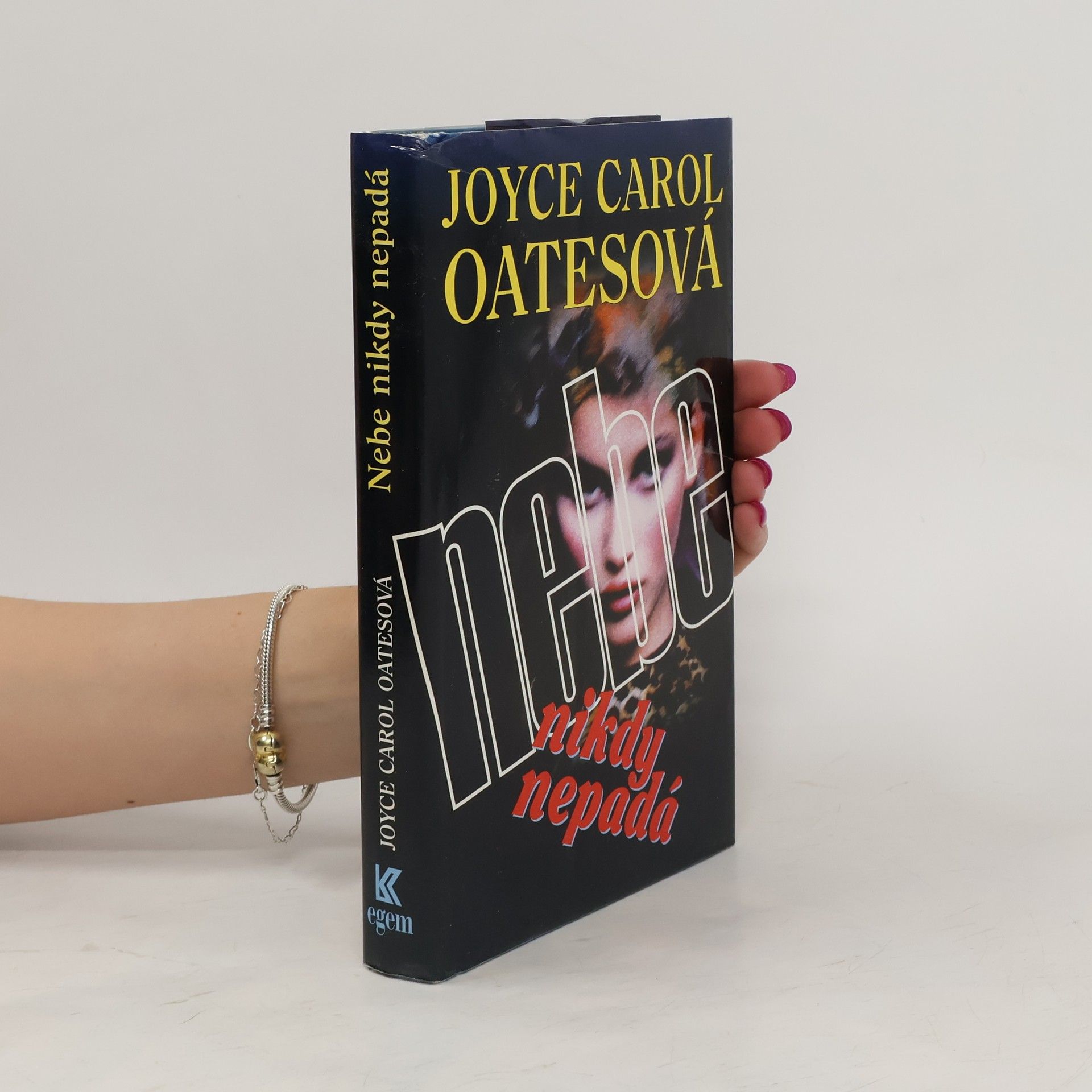 Joyce Carol Oates Nebe nikdy nepadá