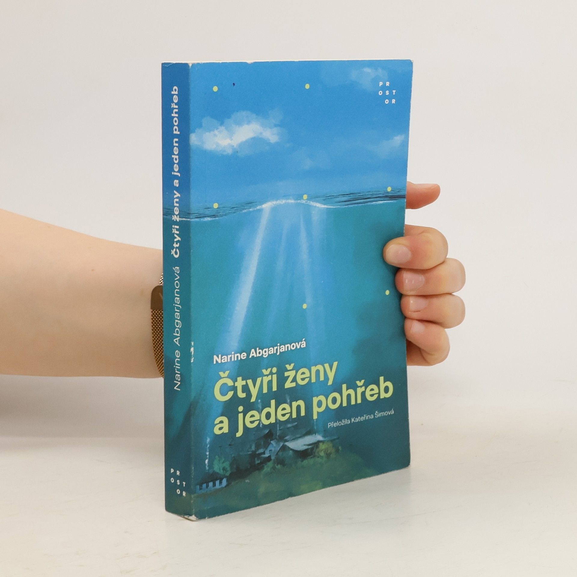 Narinè Abgarjan Čtyři ženy a jeden pohřeb