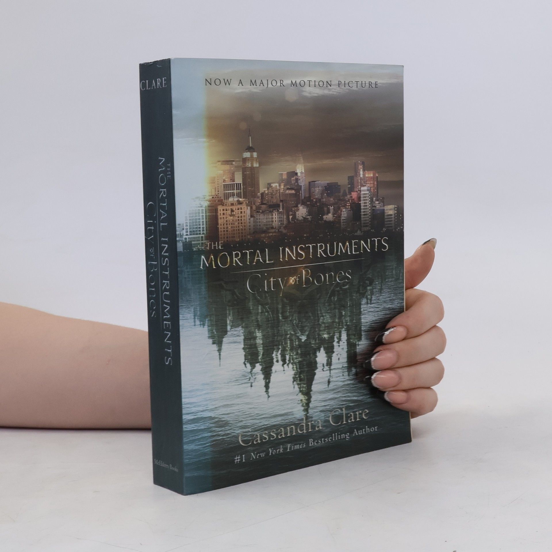 Cassandra Clare The Mortal Instruments. City of Bones.