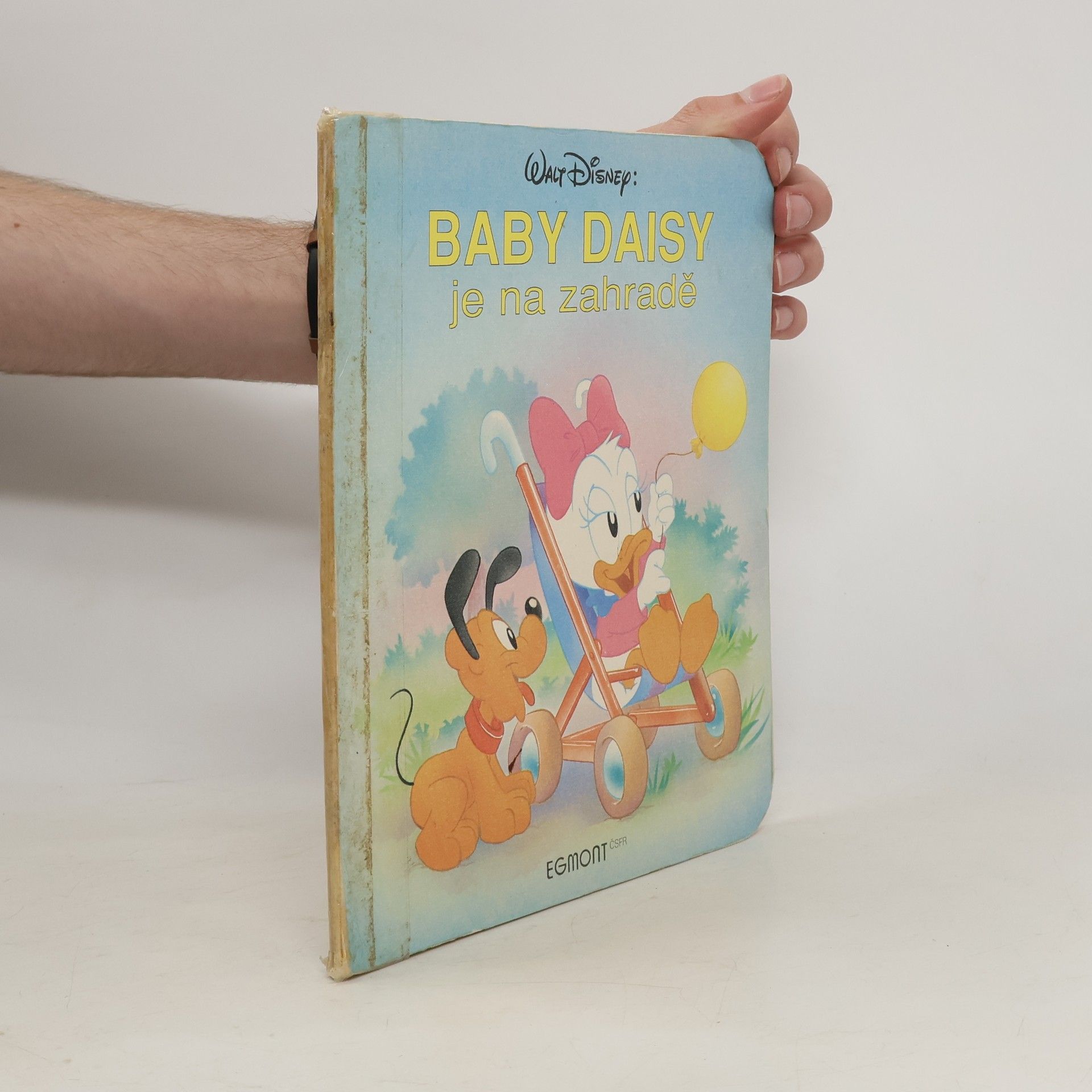 Walt Disney Baby Daisy je na zahradě