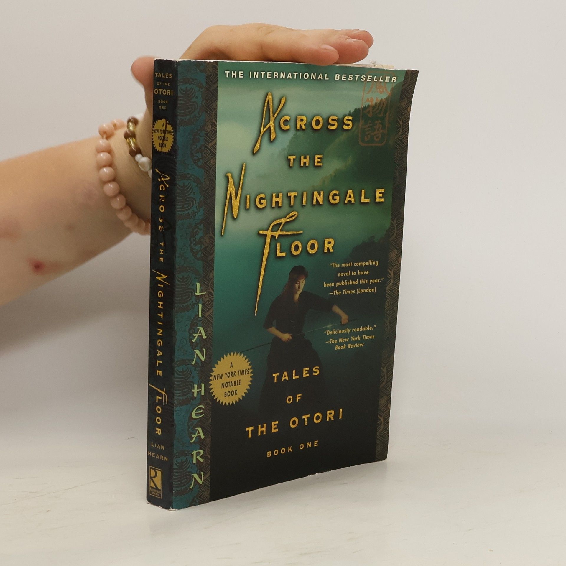 Lian Hearn Across the Nightingale Floor: Tales of the Otori Book One