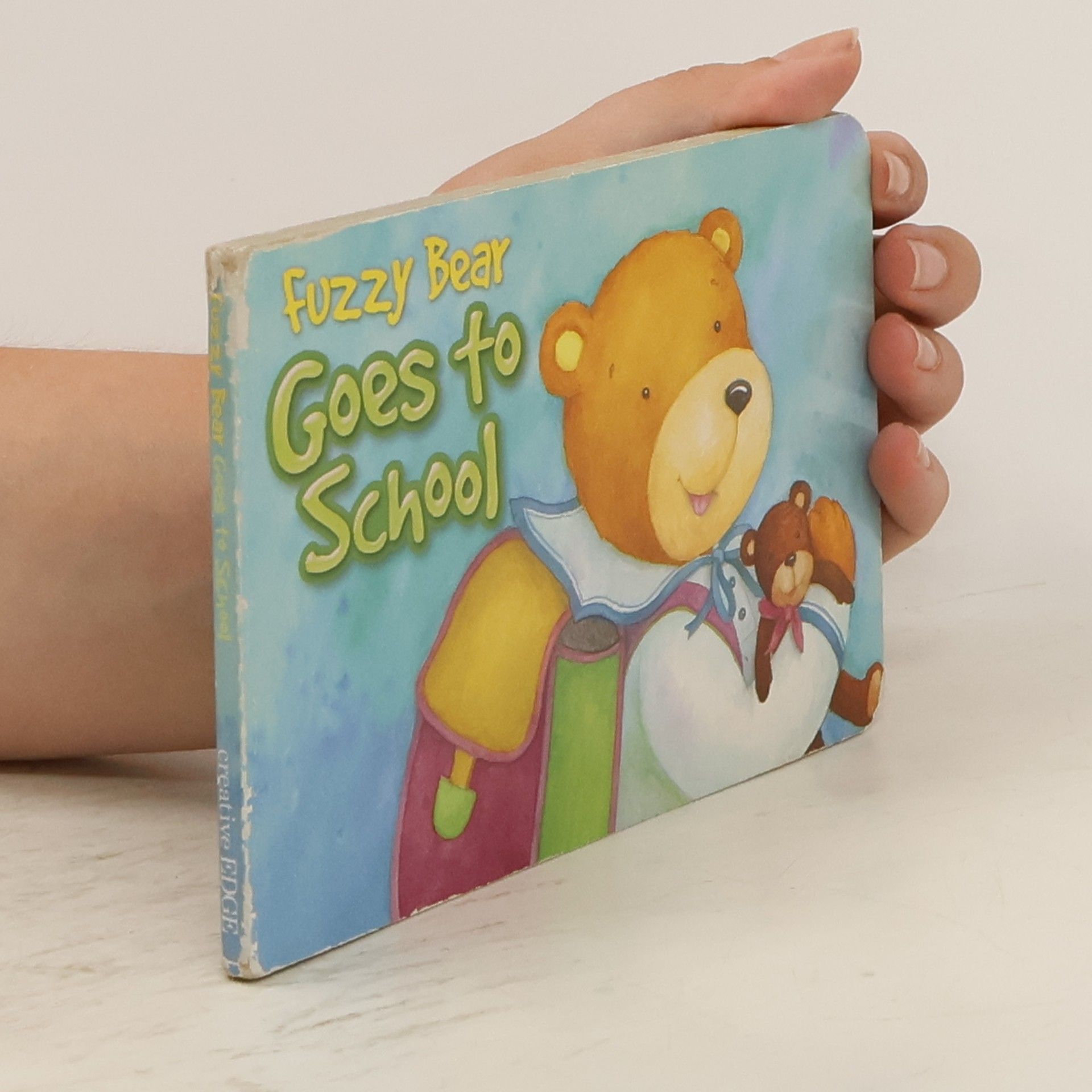 Autores varios Fuzzy Bear Goes to School