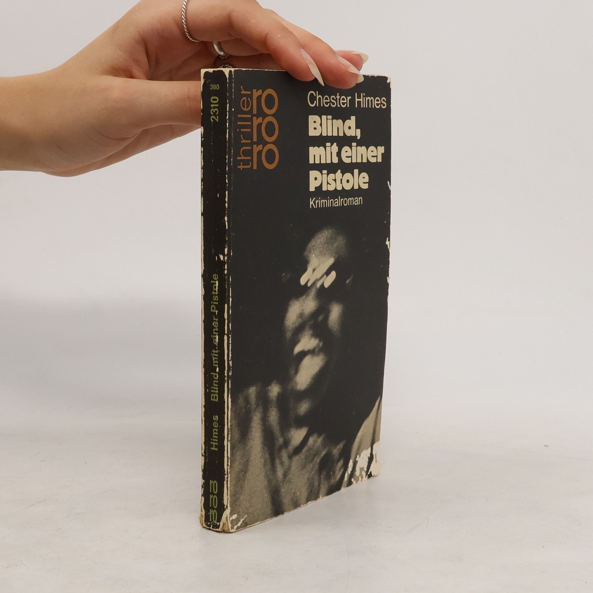 Chester Himes Blind, mit einer Pistole