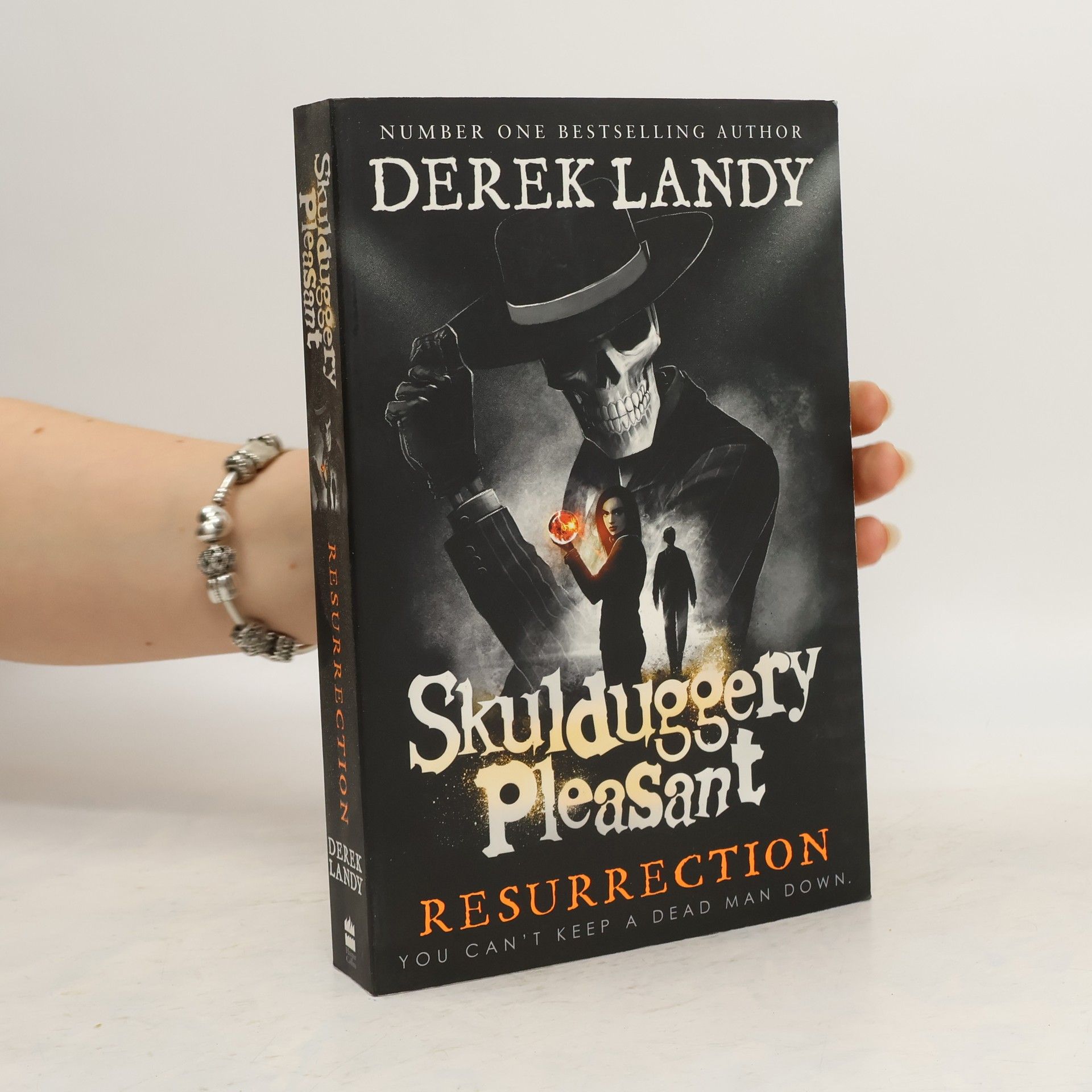 Derek Landy Skulduggery Pleasant - Resurrection