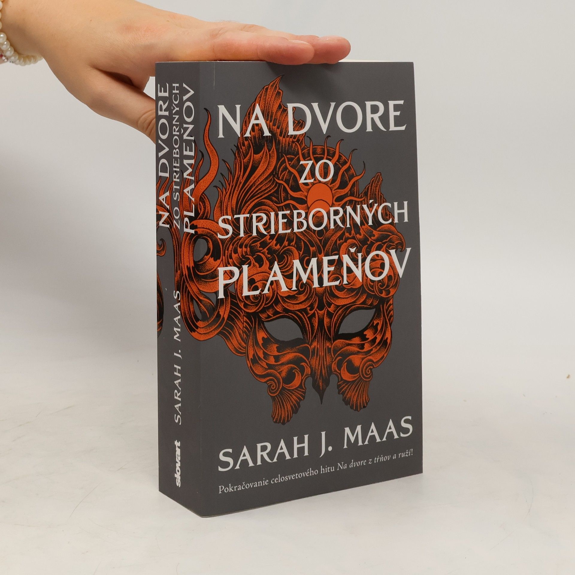 Sarah J. Maas Na dvore zo strieborných plameňov