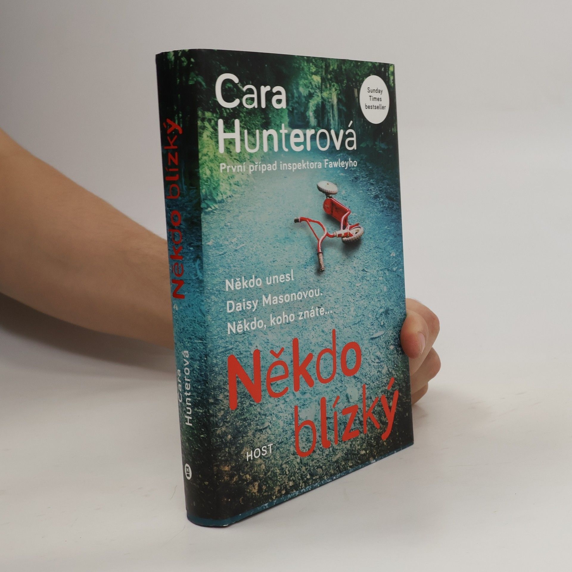 Cara Hunter Někdo blízký. První případ inspektora Fawleyho