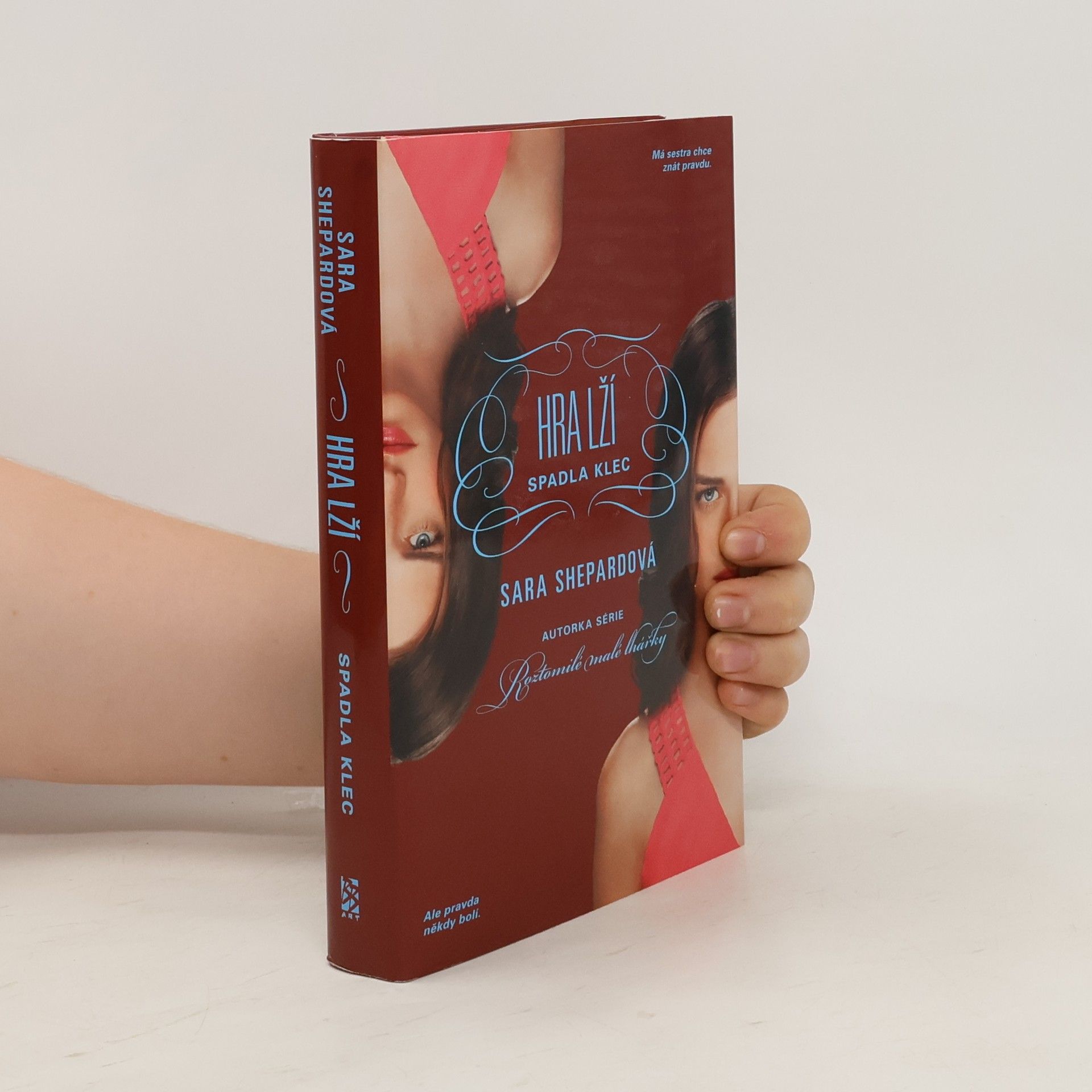 Sara Shepard Hra lží. Spadla klec