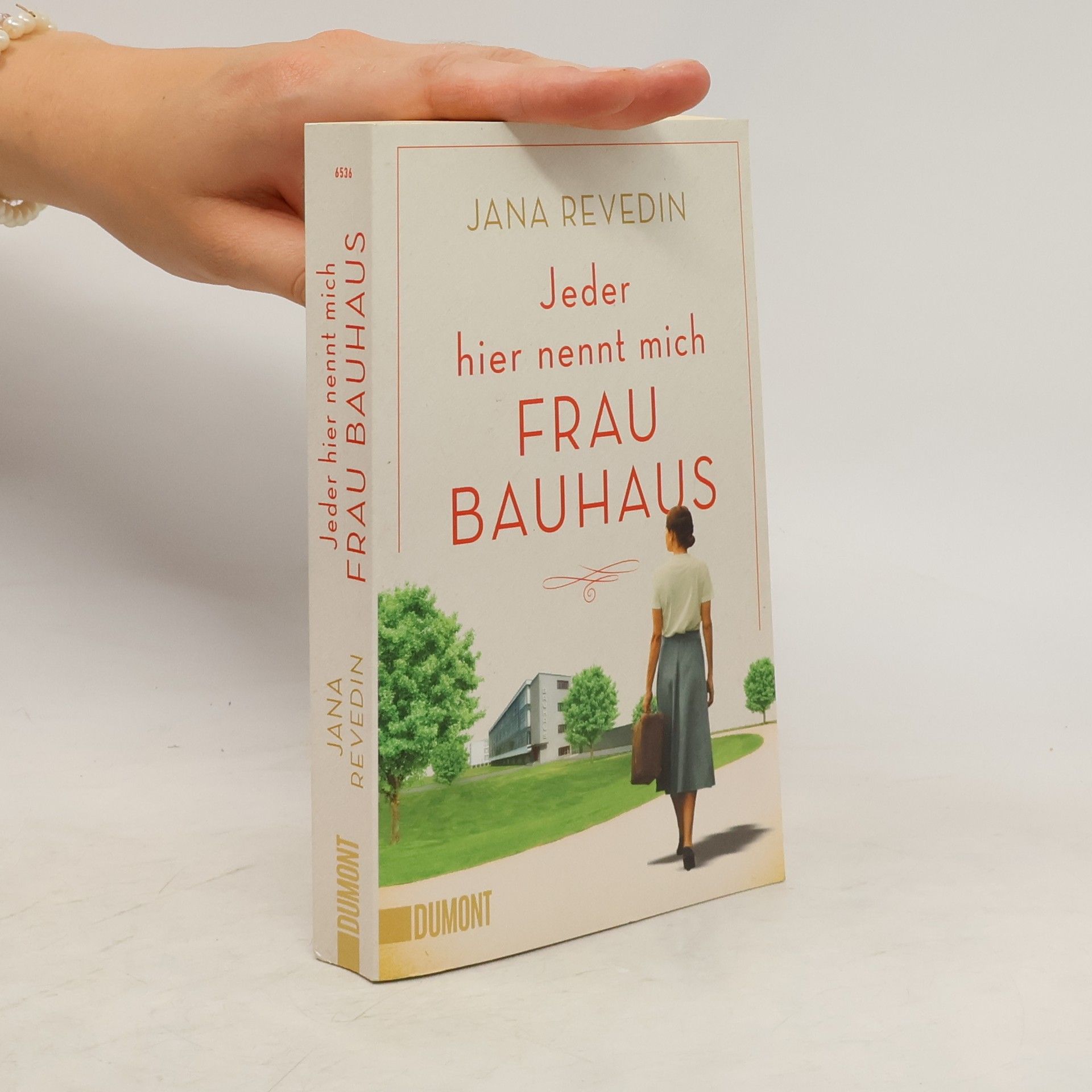 Jana Revedin Jeder hier nennt mich Frau Bauhaus