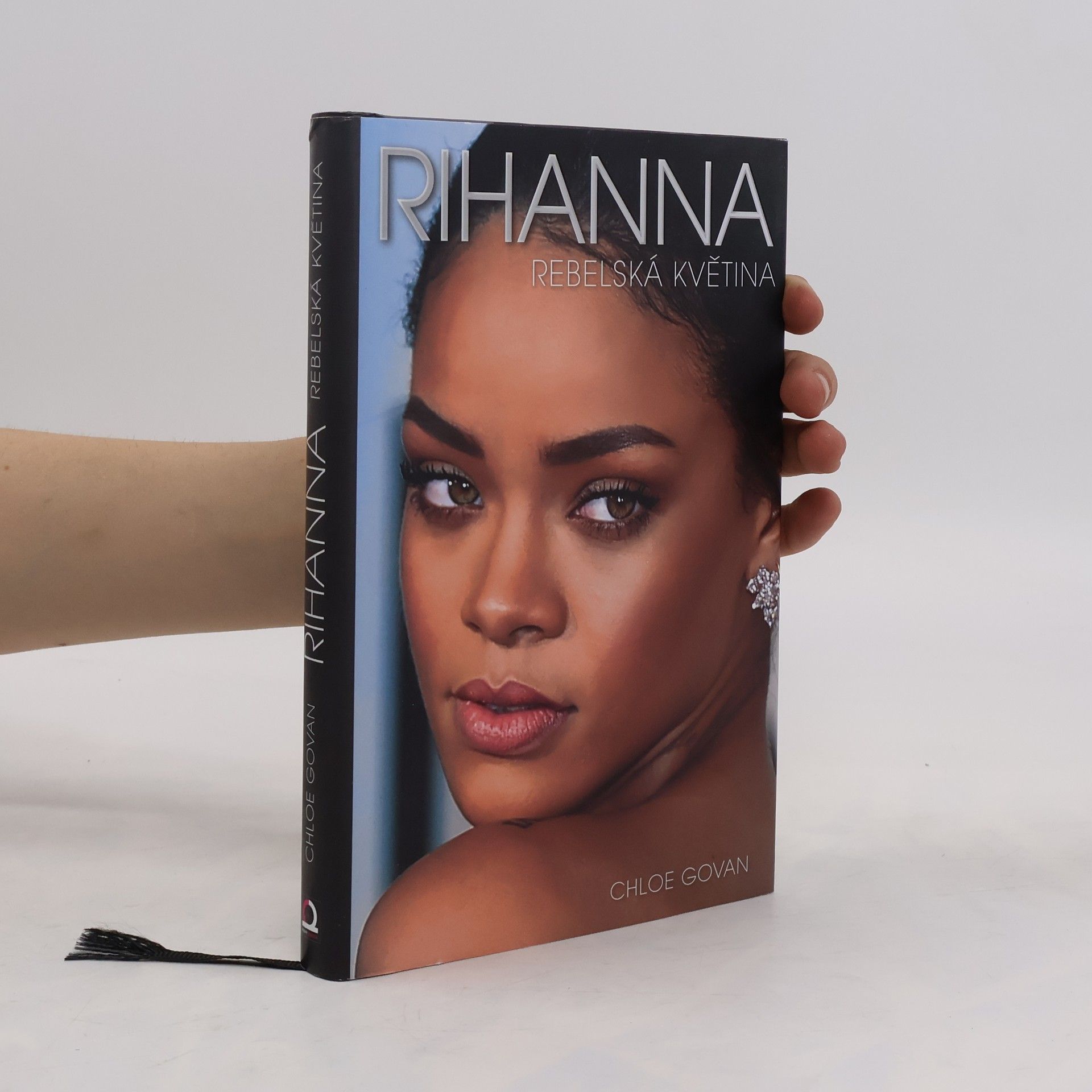 Chloe Govan Rihanna. Rebelská květina
