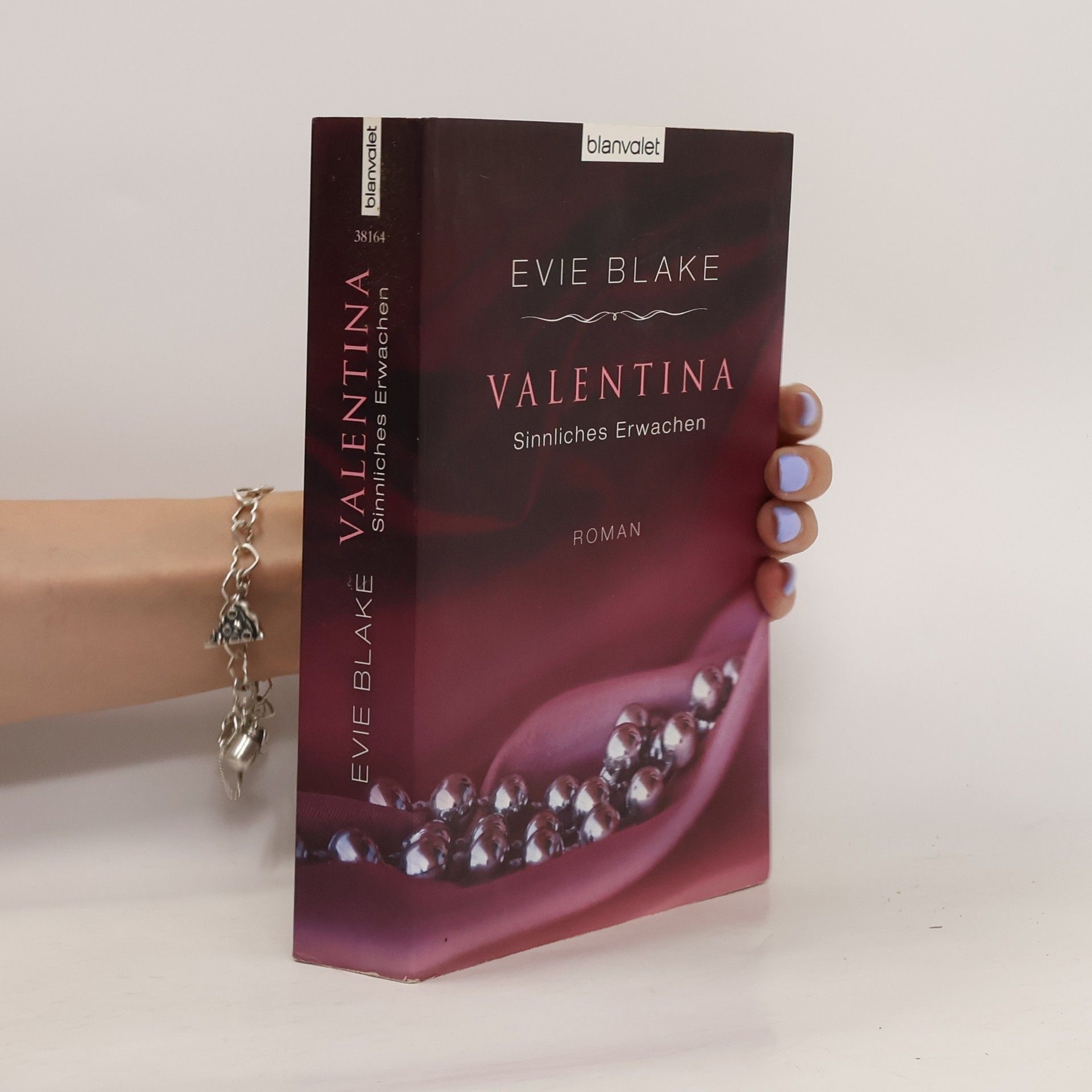 Evie Blake Valentina 1