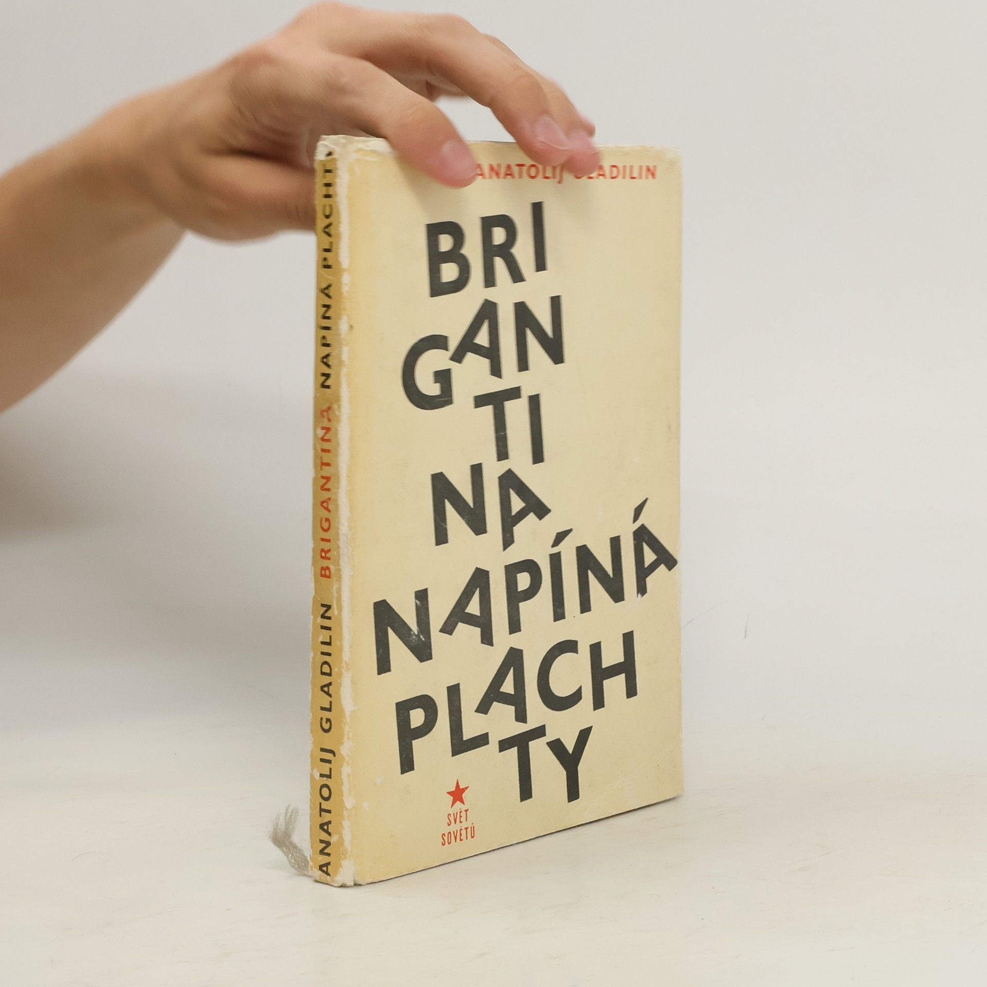 Anatolij Tichonovič Gladilin Brigantina napíná plachty