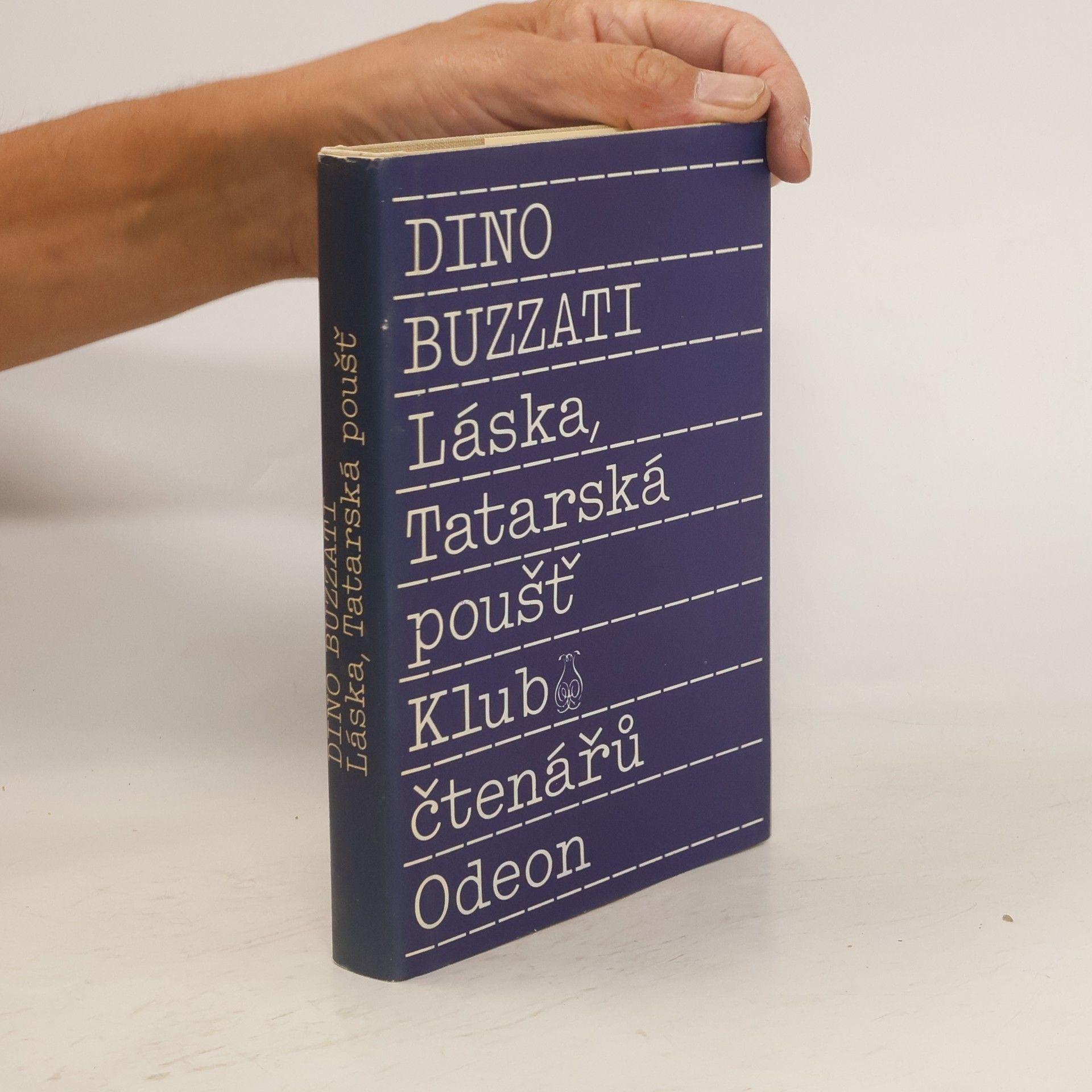 Dino Buzzati Láska.Tatarská poušť