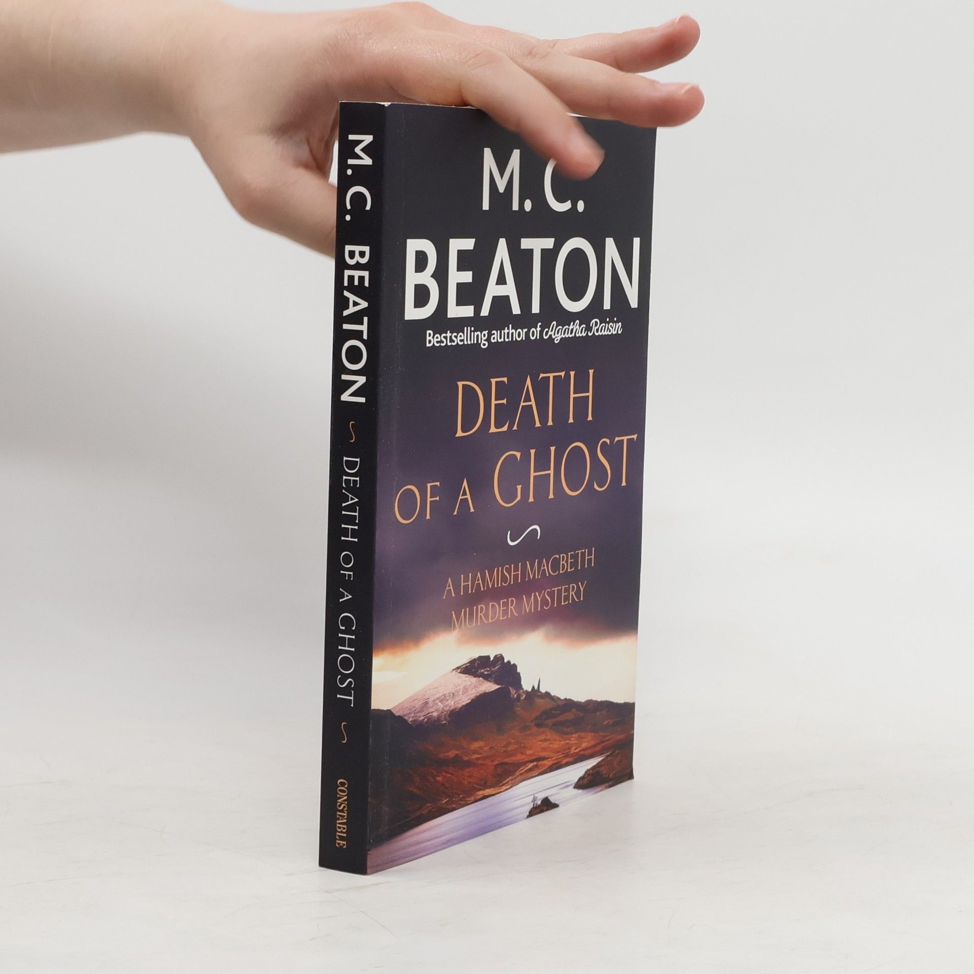 M. C. Beaton Death of a Ghost