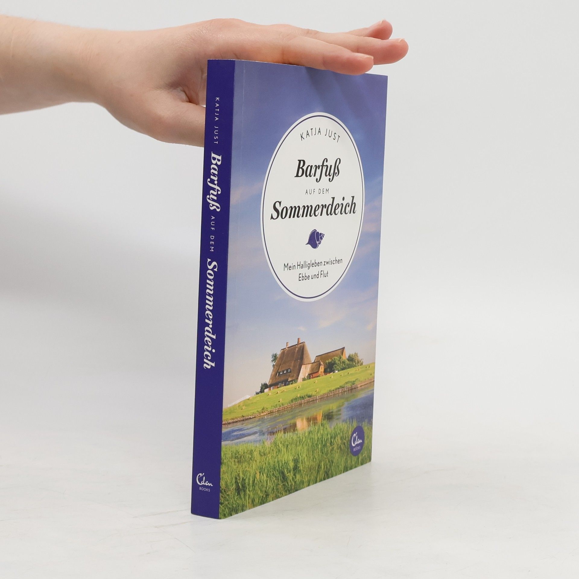 Katja Just Barfuß auf dem Sommerdeich