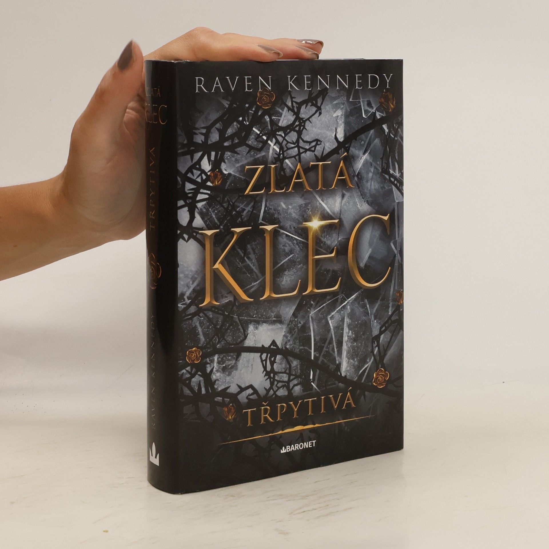 Raven Kennedy Zlatá klec. Třpytivá
