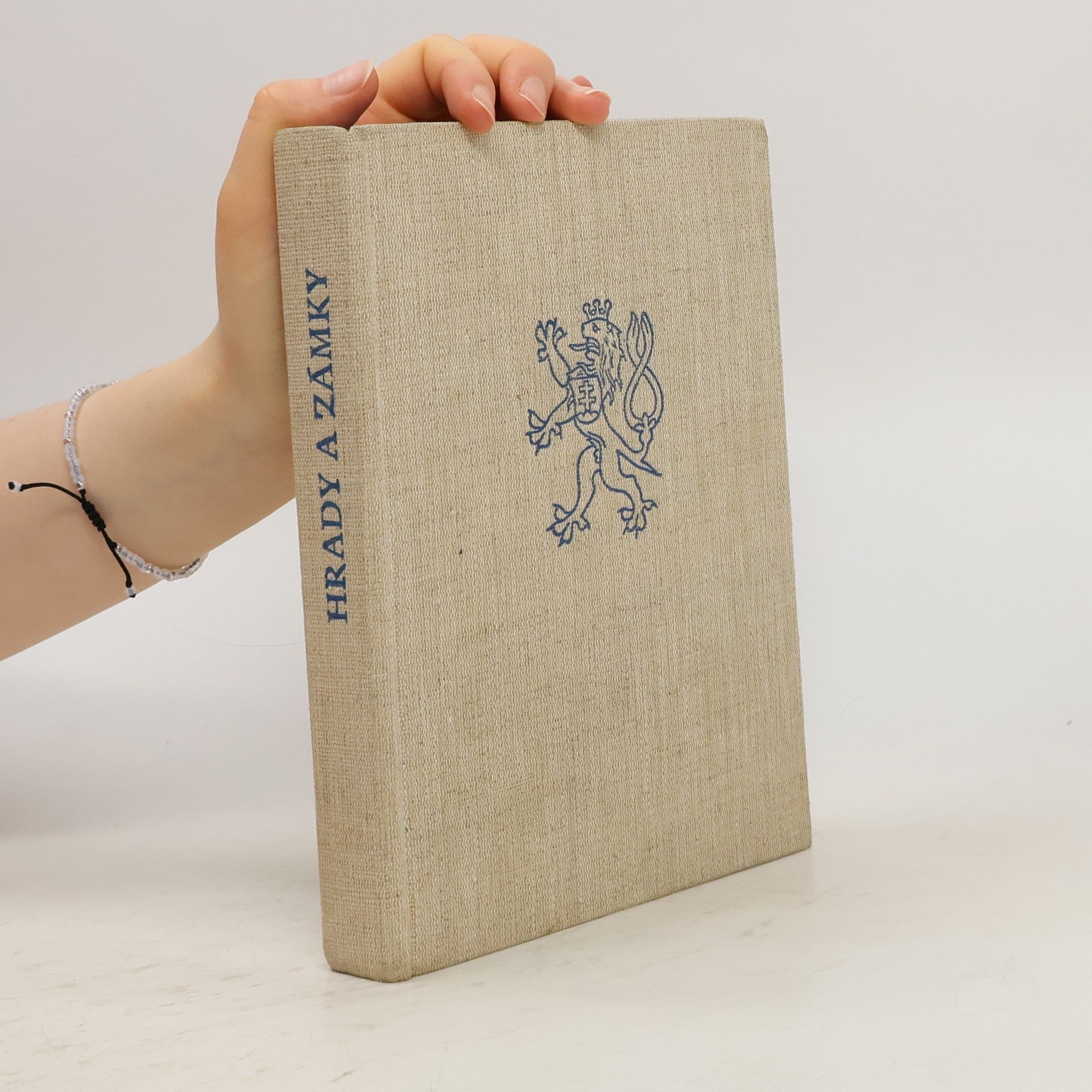 Jiří Hilmera Hrady a zámky. Sborník krátkých monografií o státních hradech a zámcích v Čechách a na Moravě.