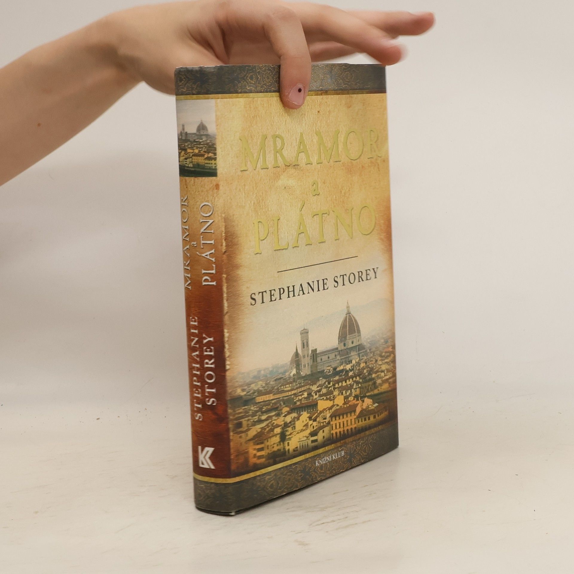 Stephanie Storey Mramor a plátno