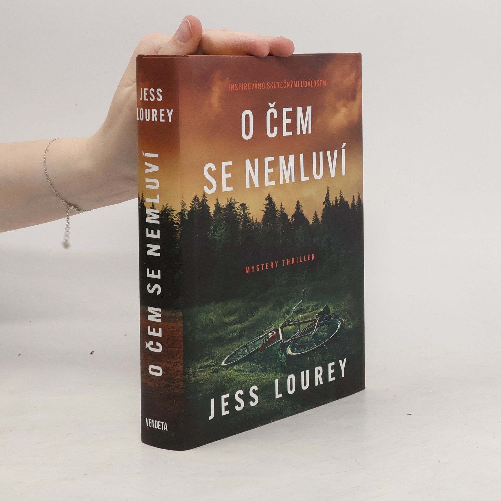 Jess Lourey O čem se nemluví