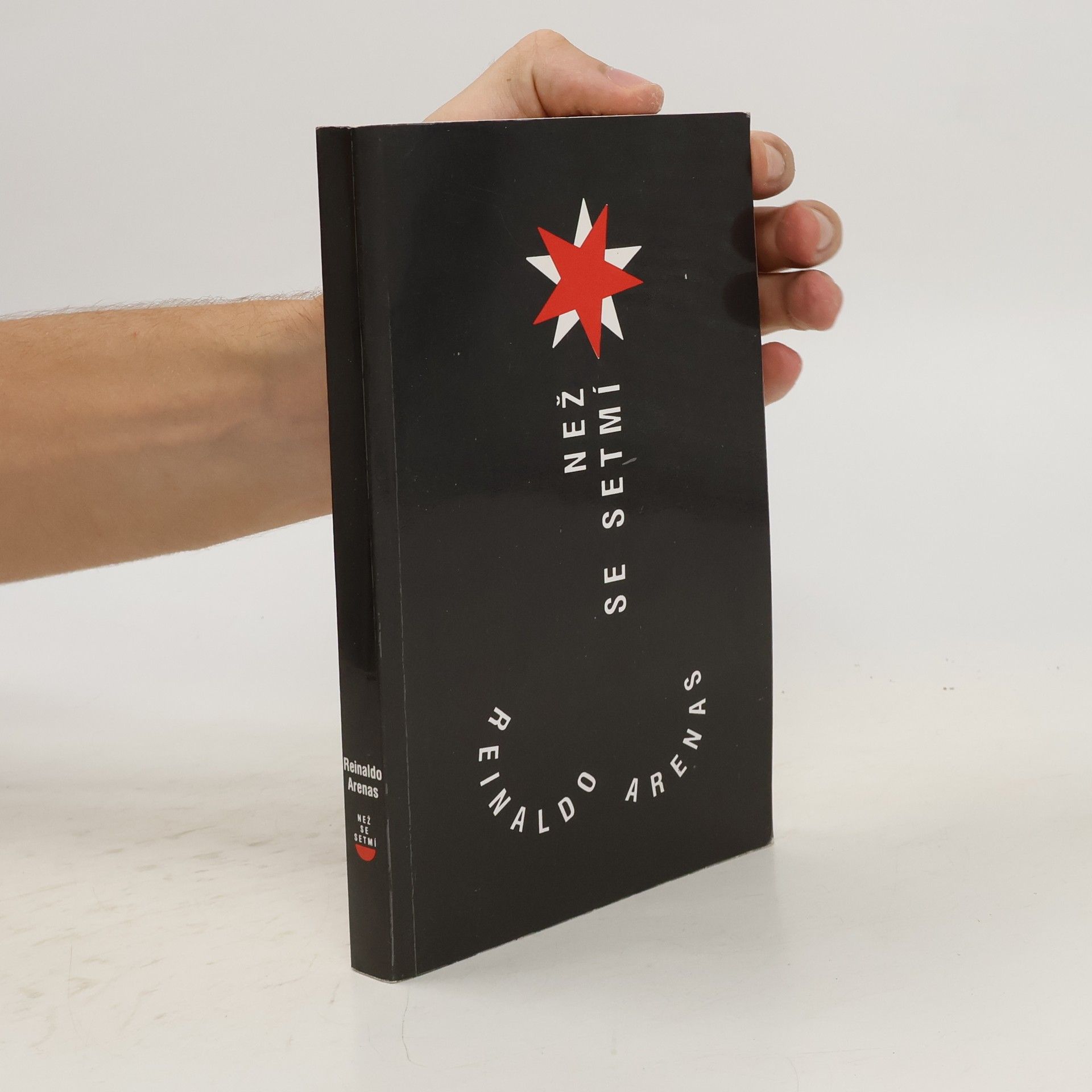 Reinaldo Arenas Než se setmí : autobiografie