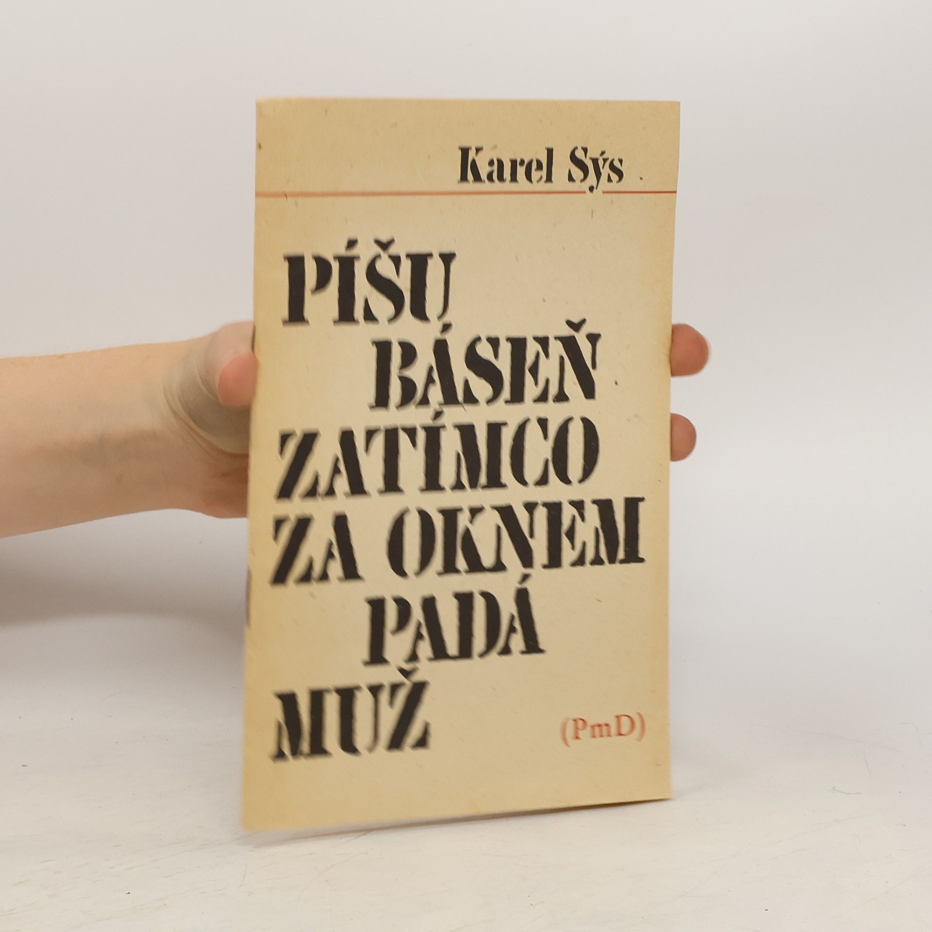 Karel Sýs Píšu báseň zatímco za oknem padá muž