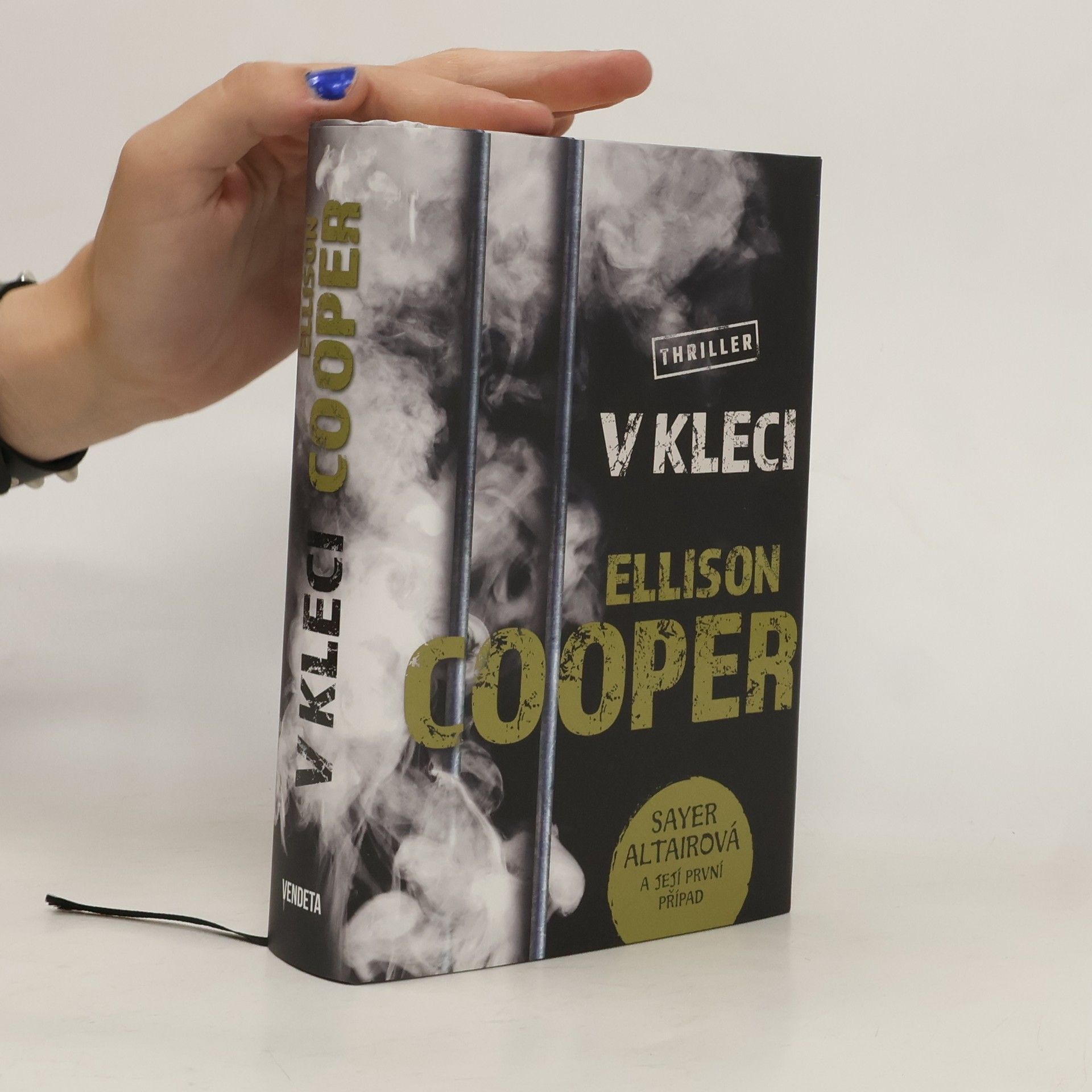 Ellison Cooper V kleci