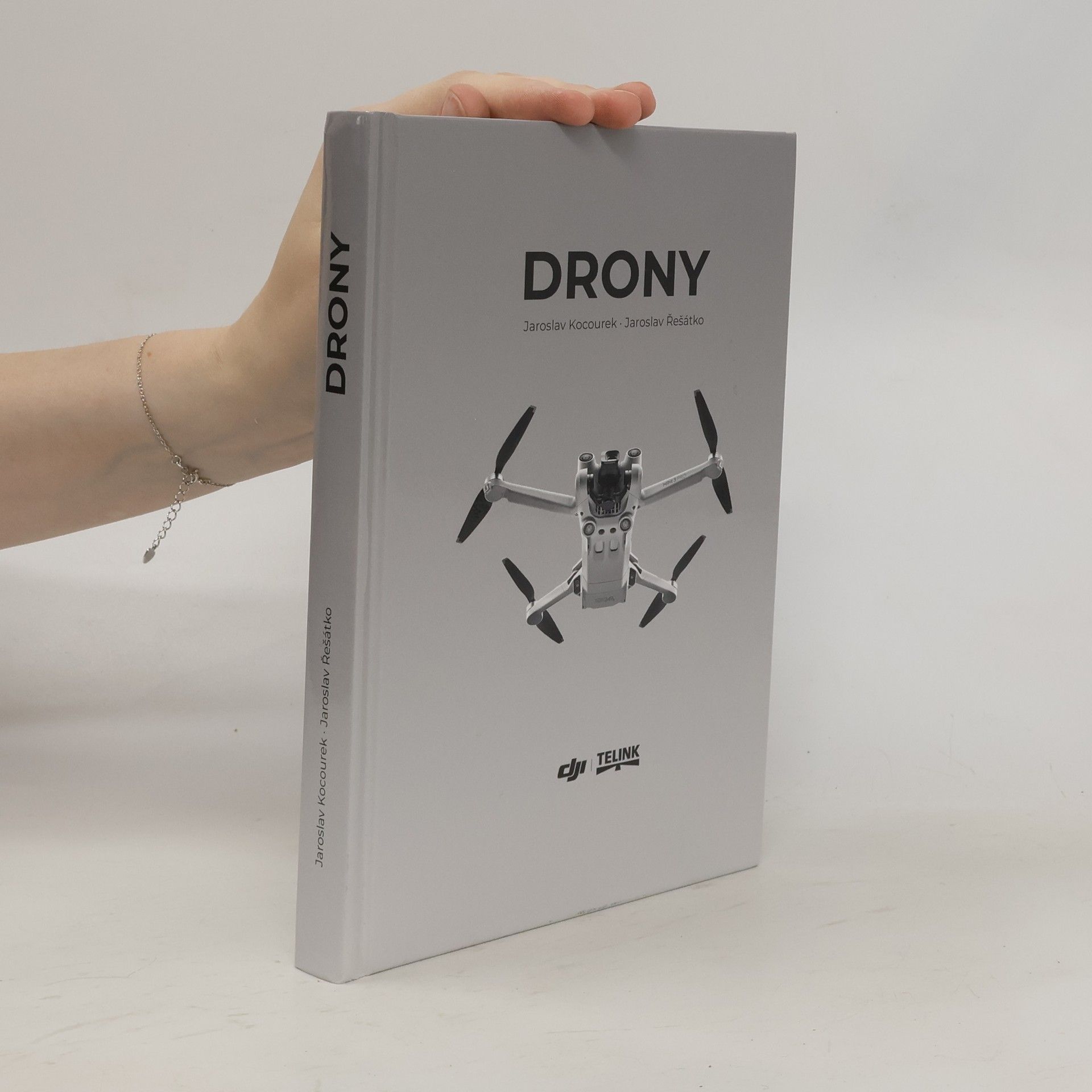 Jaroslav Kocourek Drony. Praktická příručka pro majitele dronů DJI