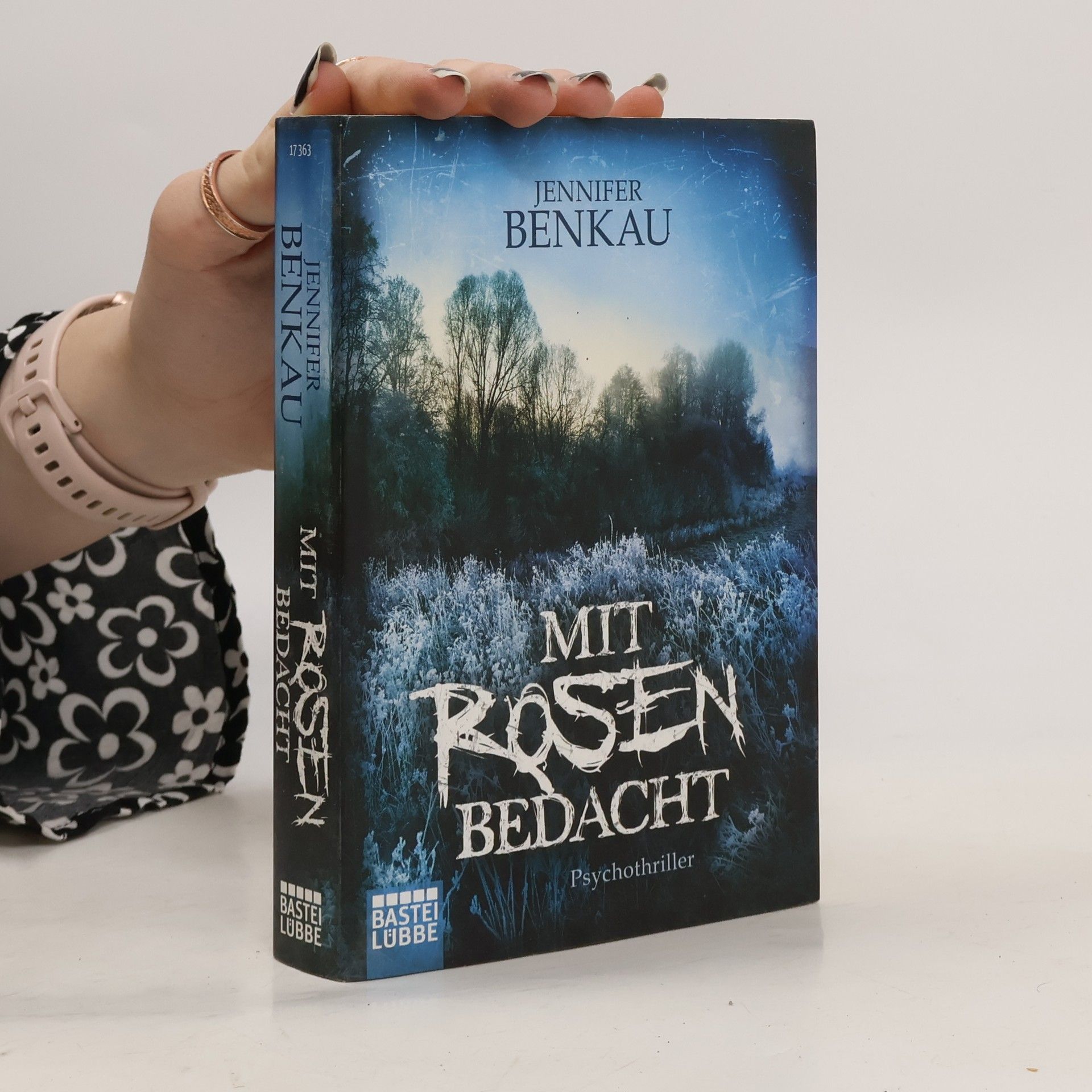 Jennifer Benkau Mit Rosen bedacht