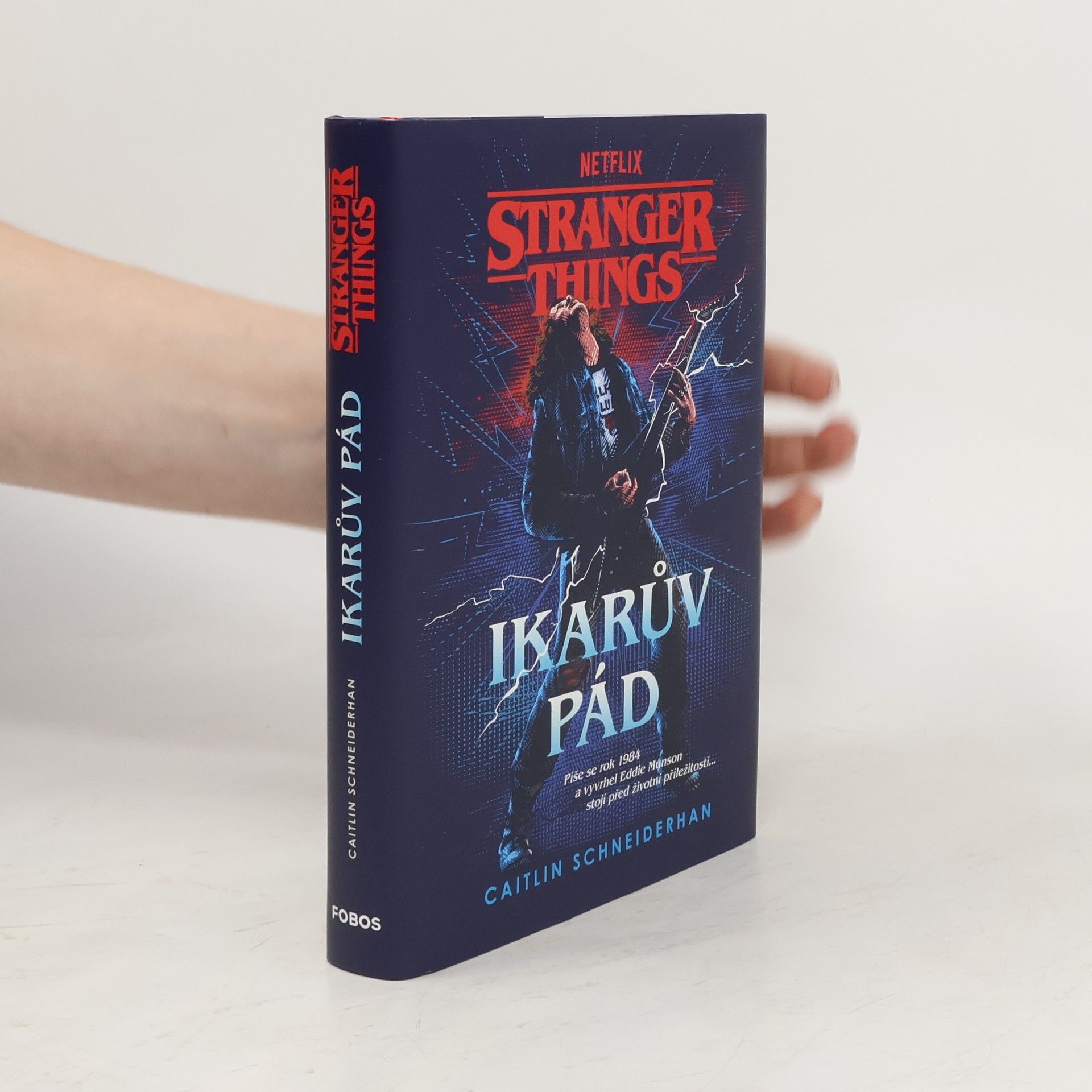 Caitlin Schneiderhan Stranger things. Ikarův pád