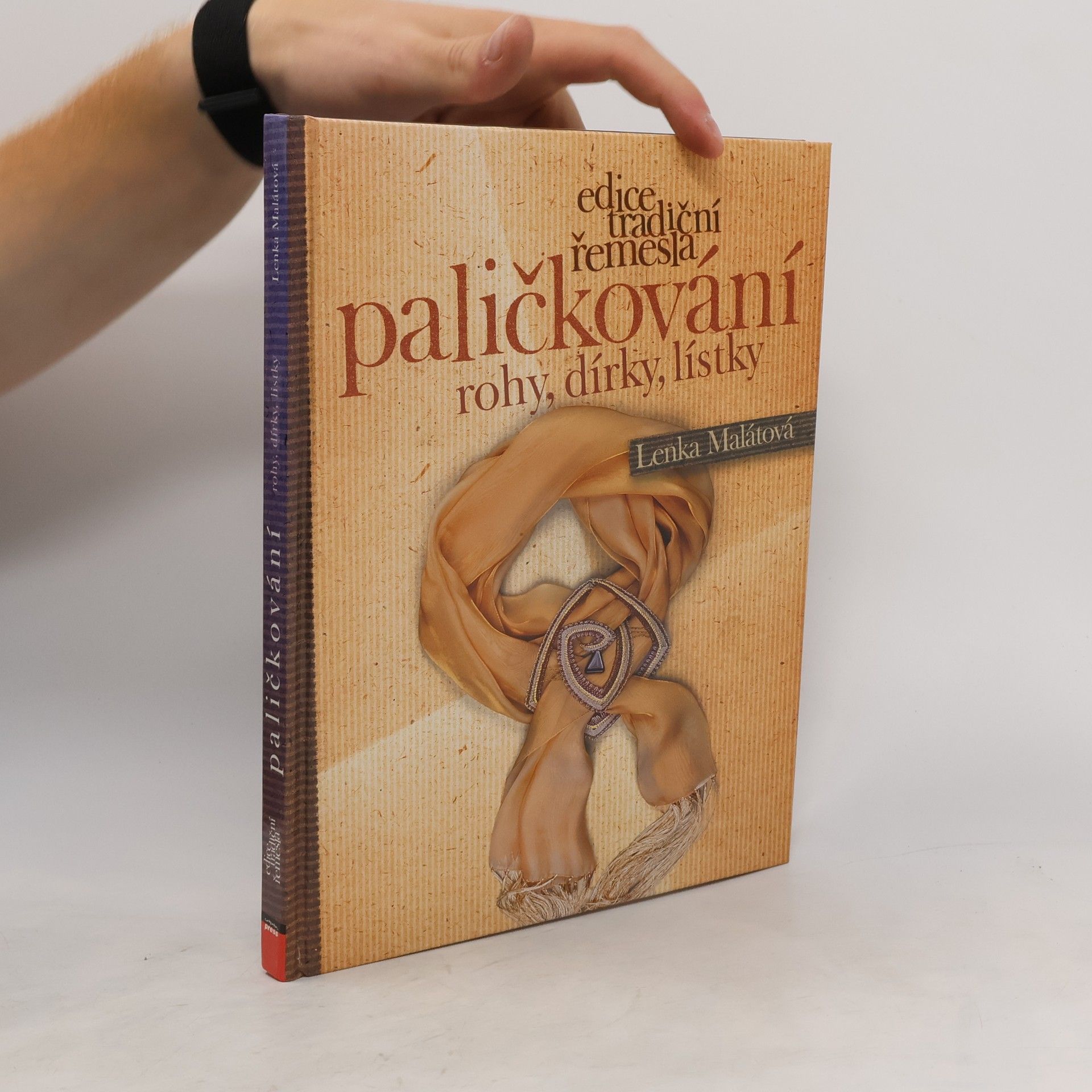 Lenka Malátová Paličkování. Rohy, dírky, lístky