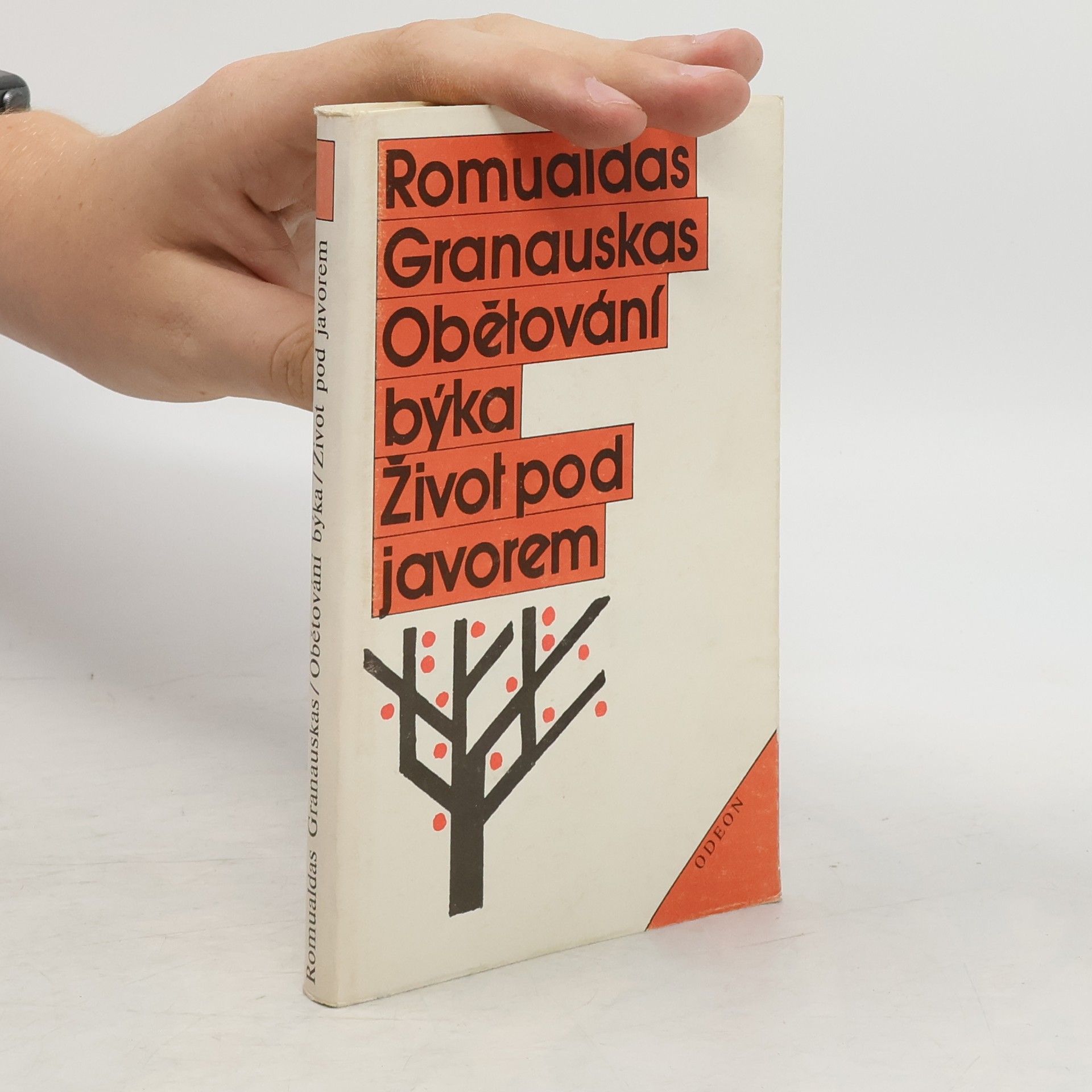 Romualdas Granauskas Obětování býka; Život pod javorem