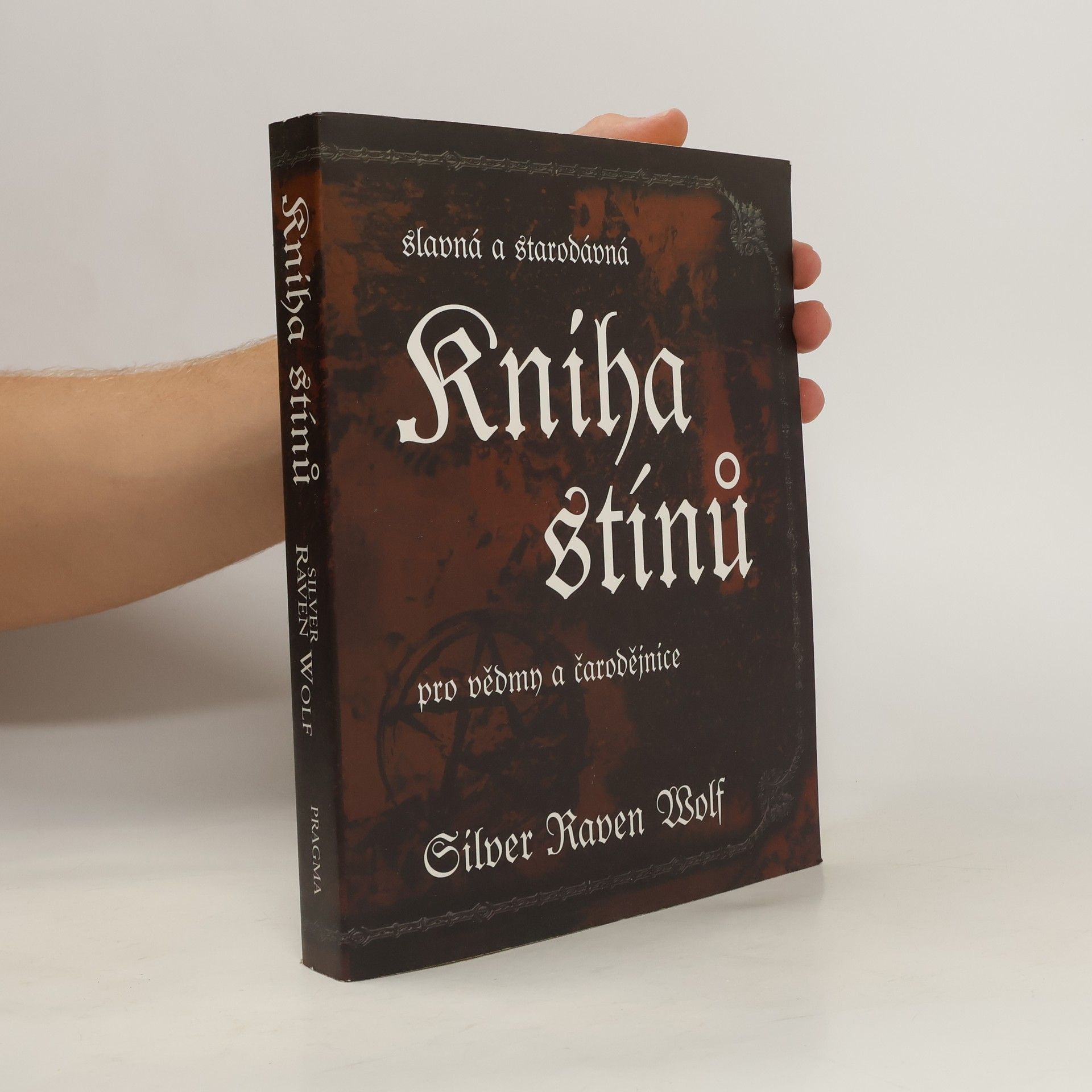 Silver RavenWolf Slavná a starodávná kniha stínů pro vědmy a čarodějnice