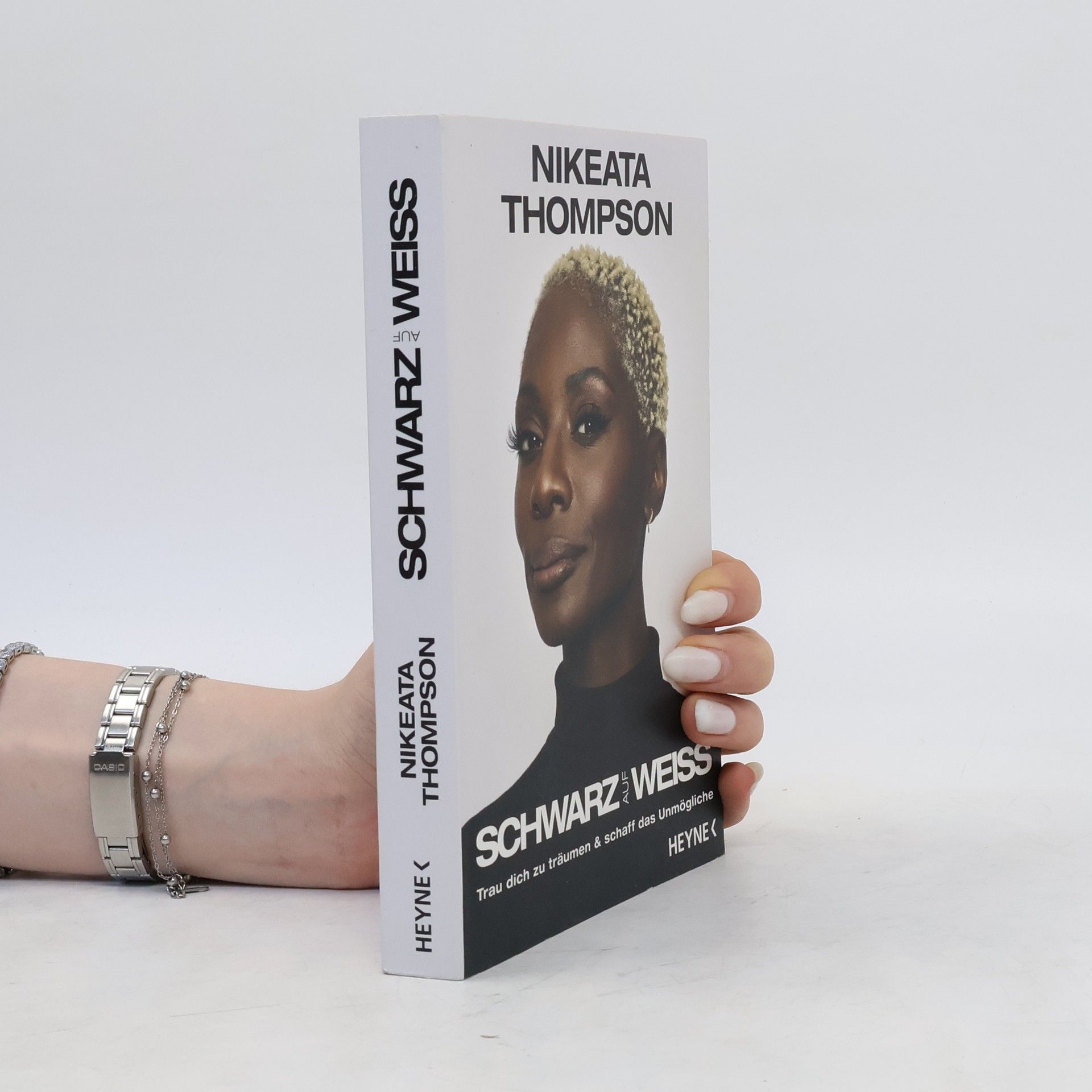 Nikeata Thompson Schwarz auf weiß