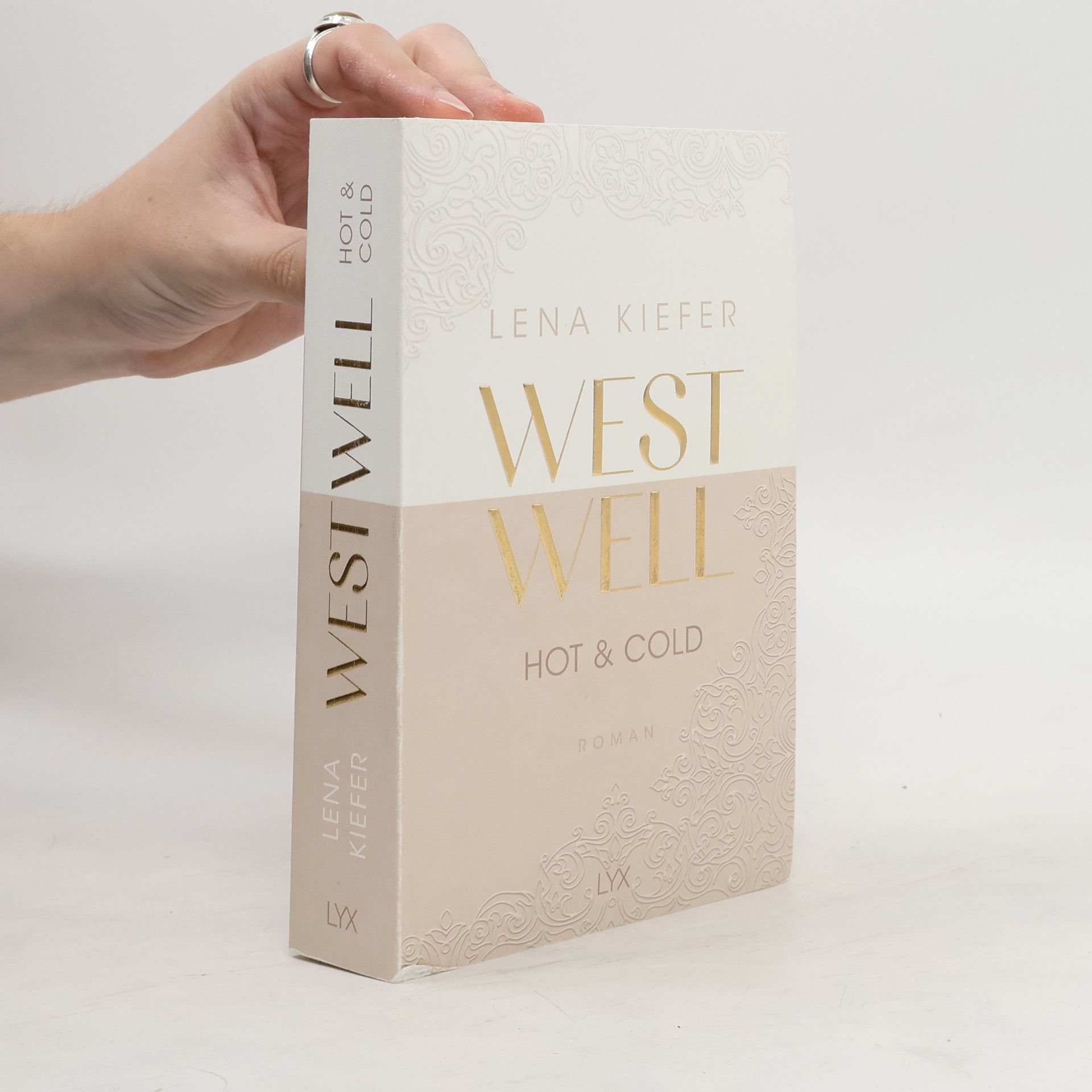 Lena Kiefer Westwell - hot & cold