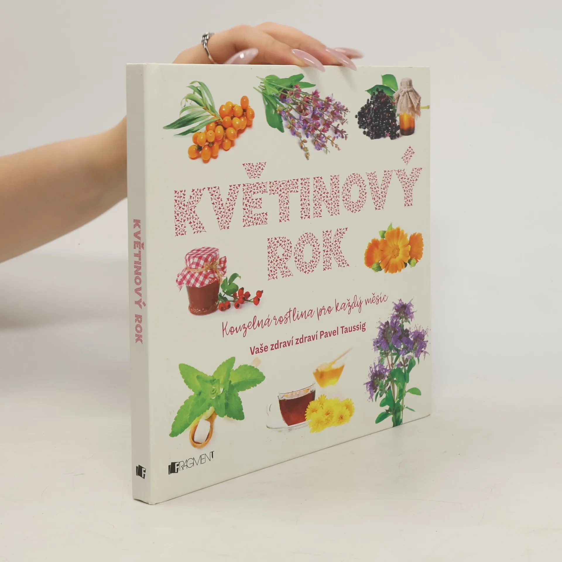 Květinový rok: Kouzelná rostlina pro každý měsíc | Book | Hardcover | Pavel Taussig | CS
