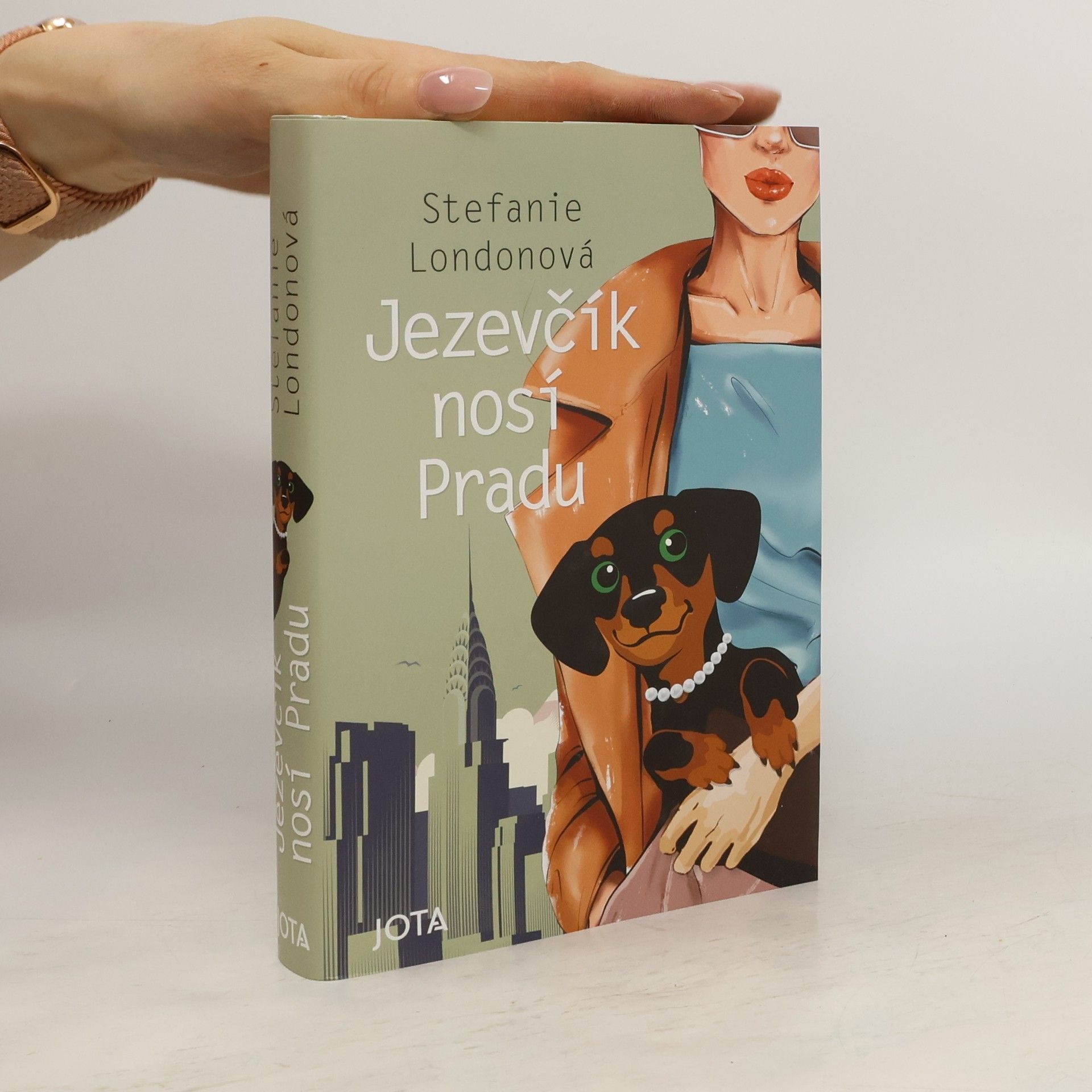 Stefanie London Jezevčík nosí Pradu