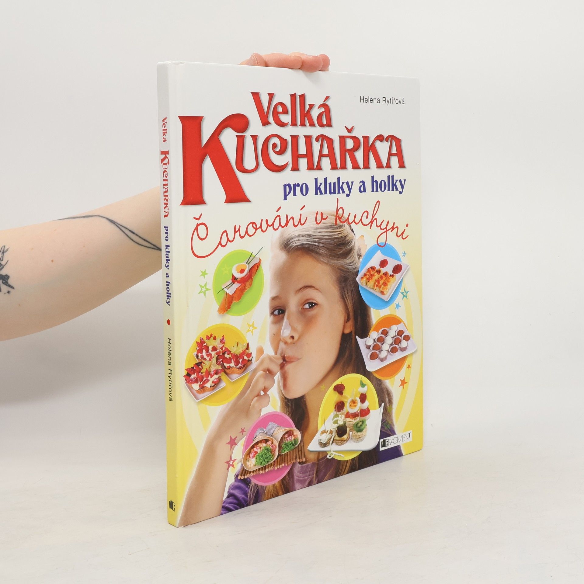 Helena Rytířová Velká kuchařka pro kluky a holky : čarování v kuchyni