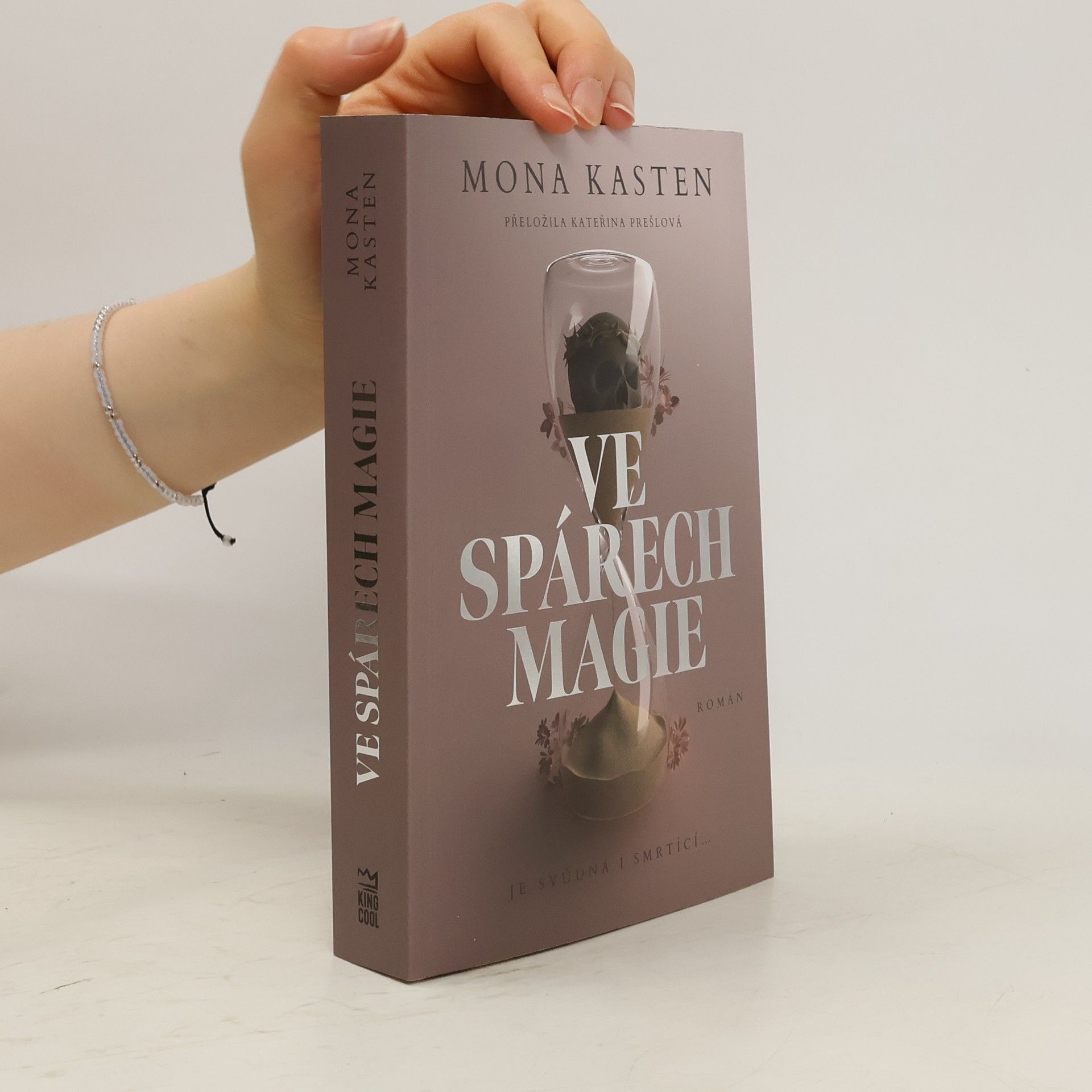 Mona Kasten Ve spárech magie