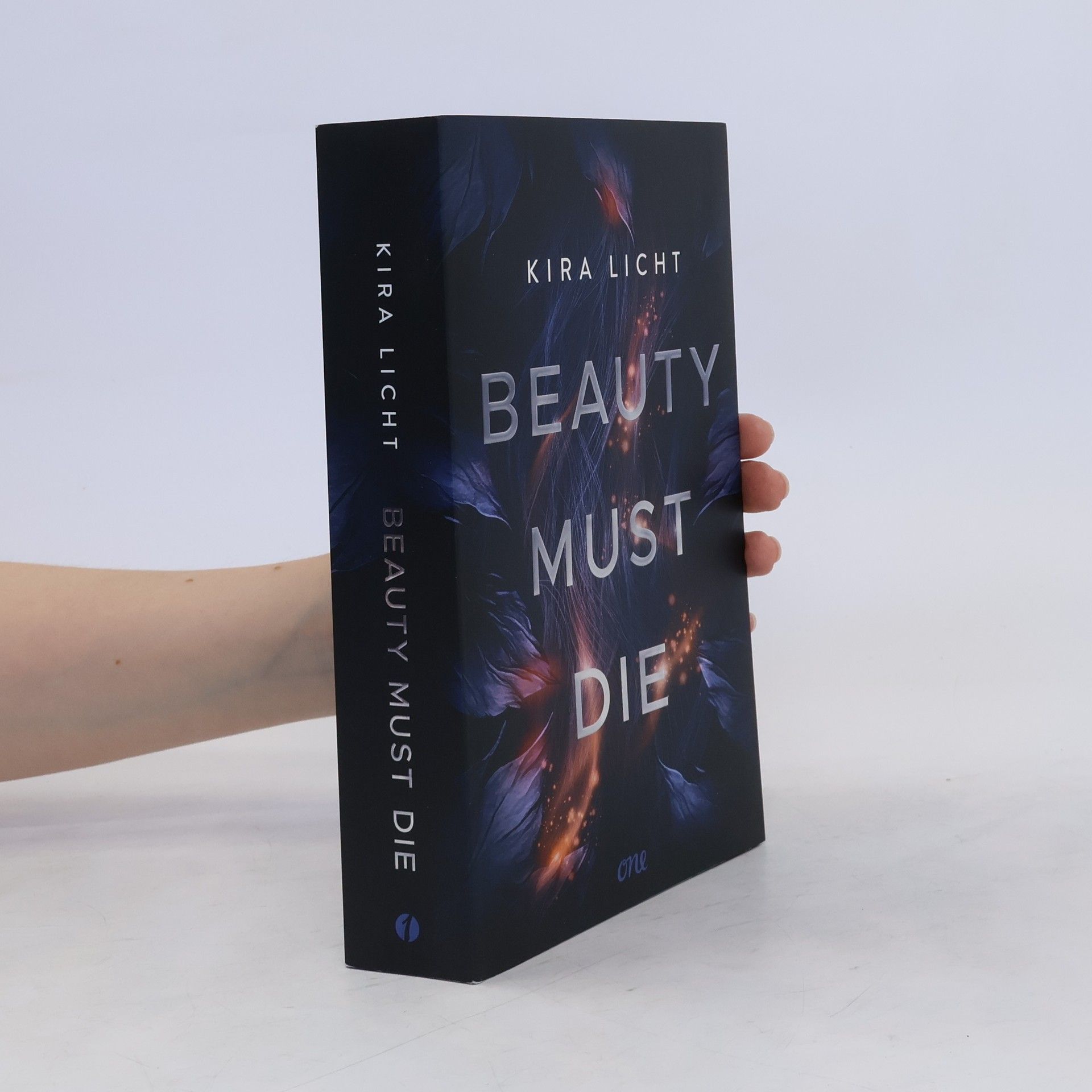 Kira Licht Beauty Must Die