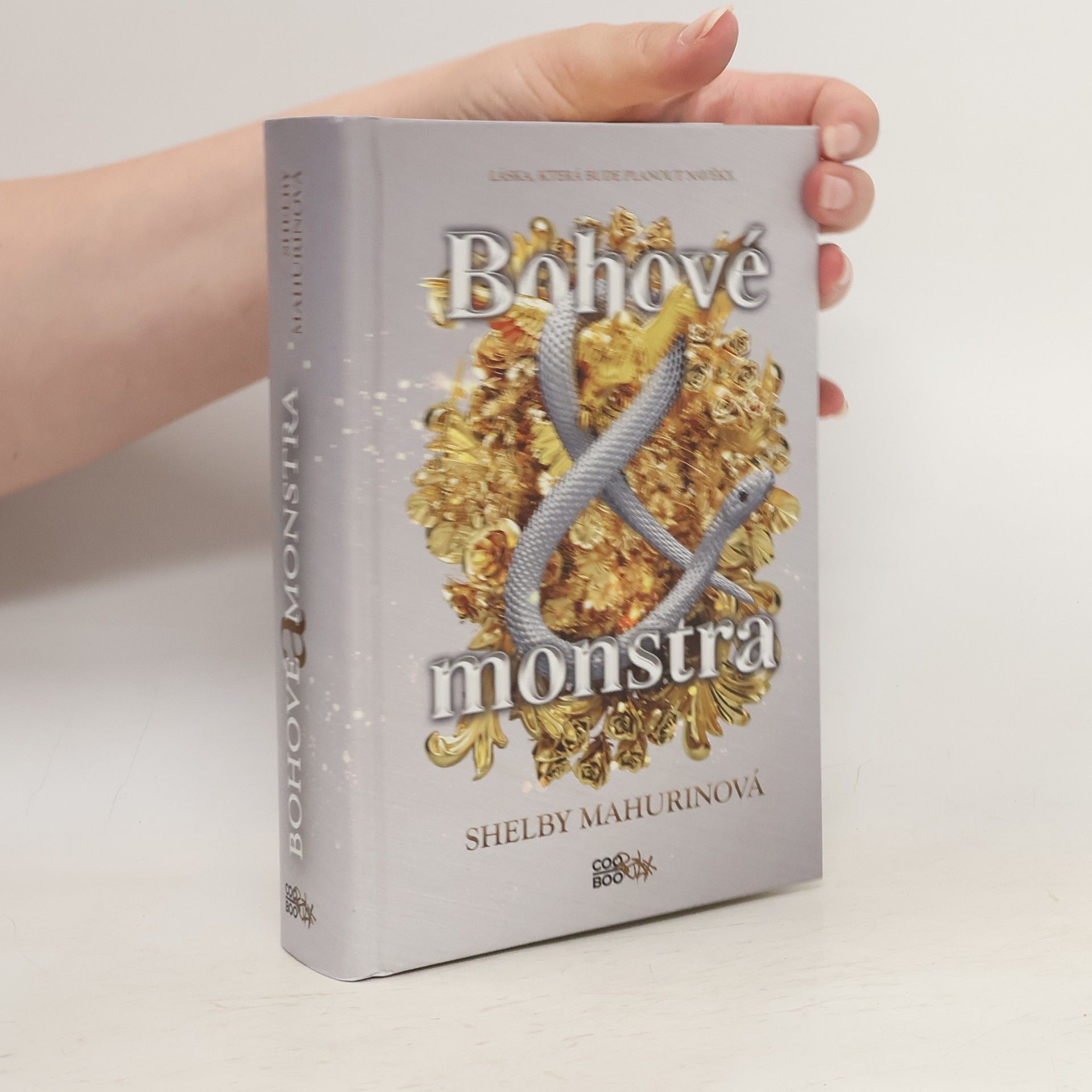 Shelby Mahurin Bohové a monstra. 3. díl