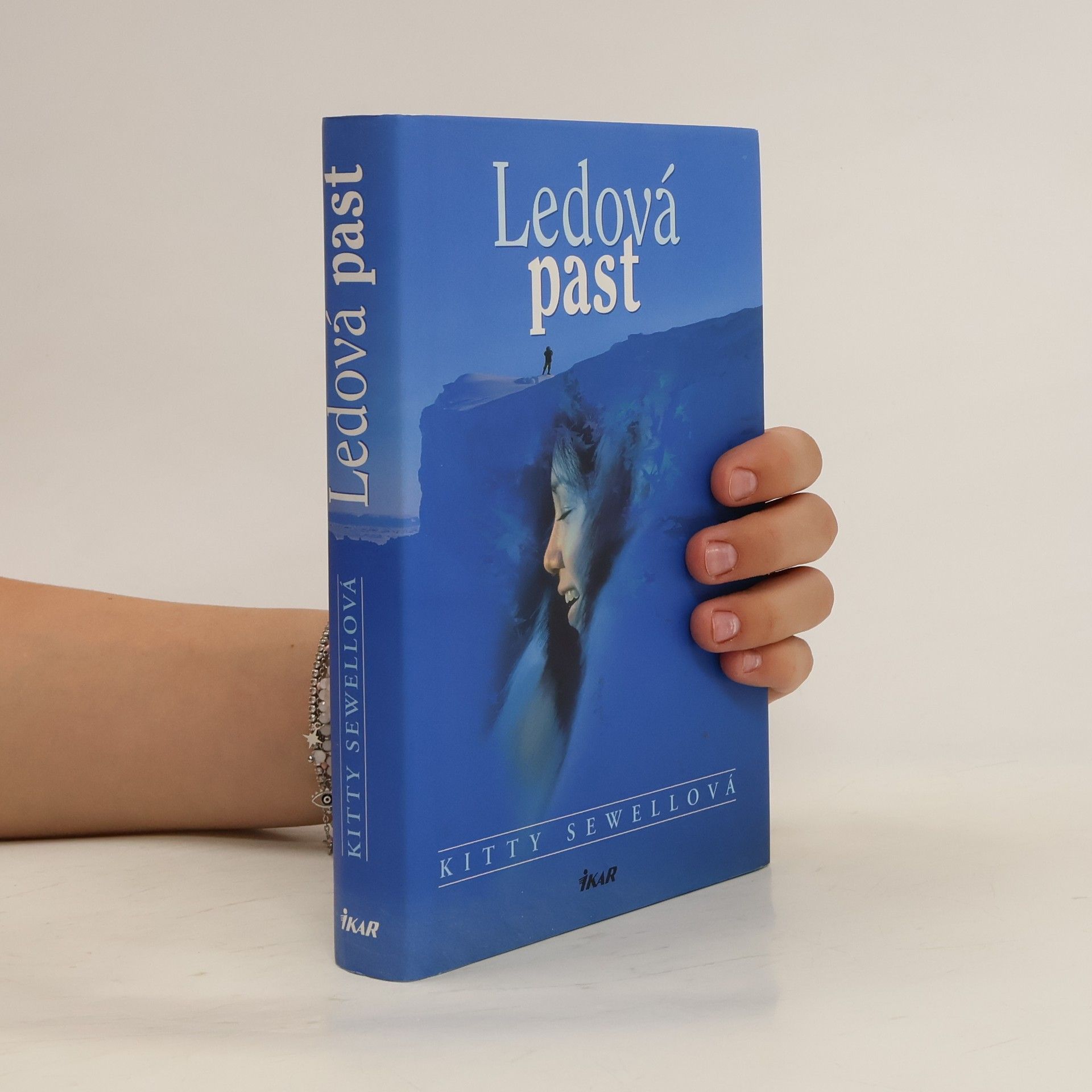 Kitty Sewell Ledová past