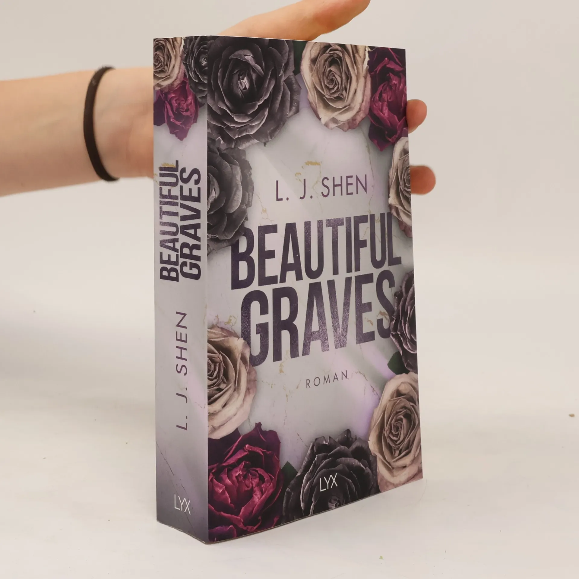 Beautiful Graves | Boek | L. J. Shen | DE