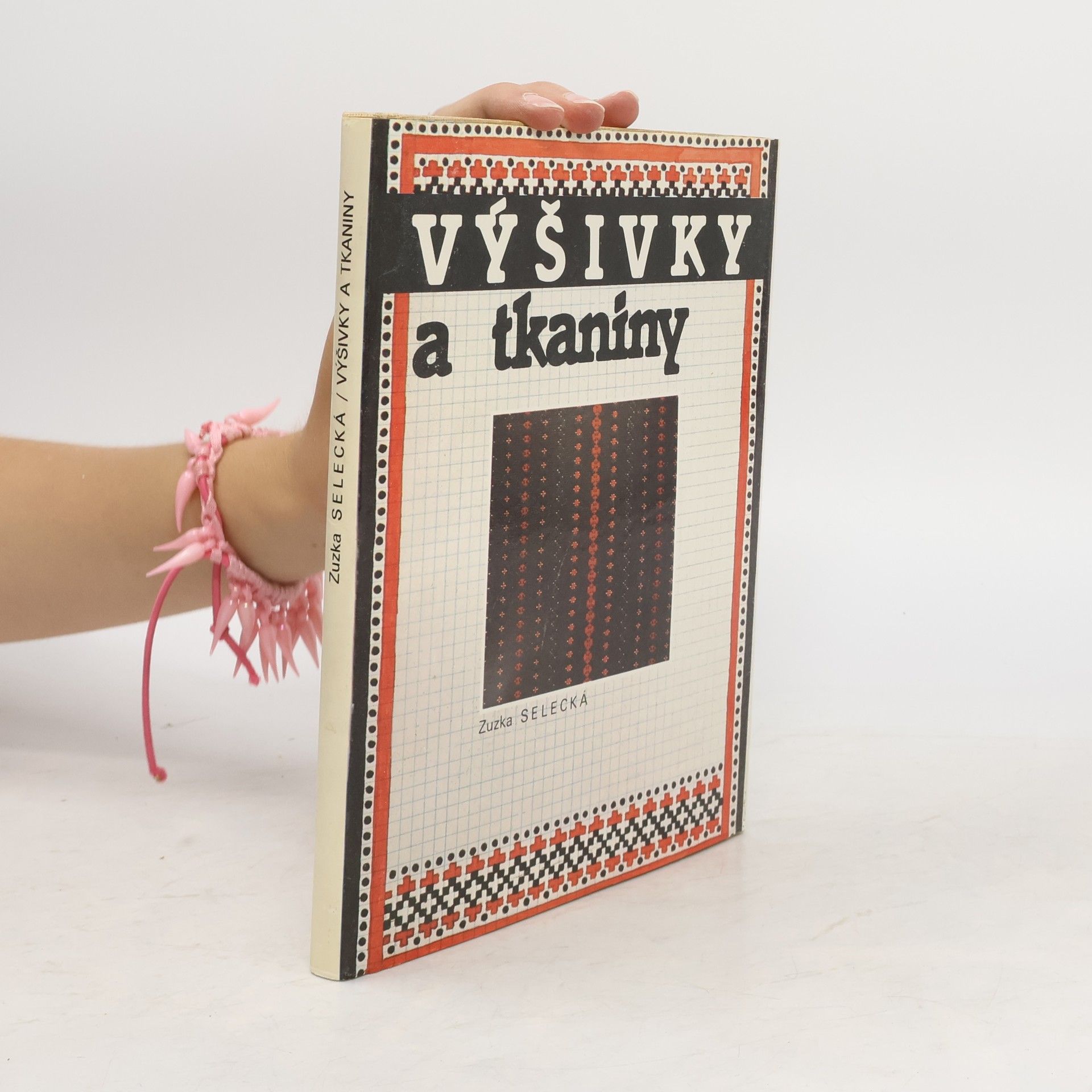 Zuzka Selecká Výšivky a tkaniny