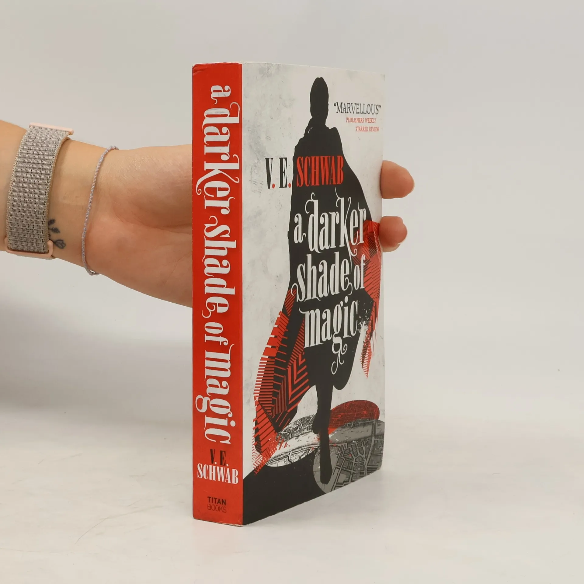 A Darker Shade of Magic | Book | Paperback | Victoria Schwab | EN