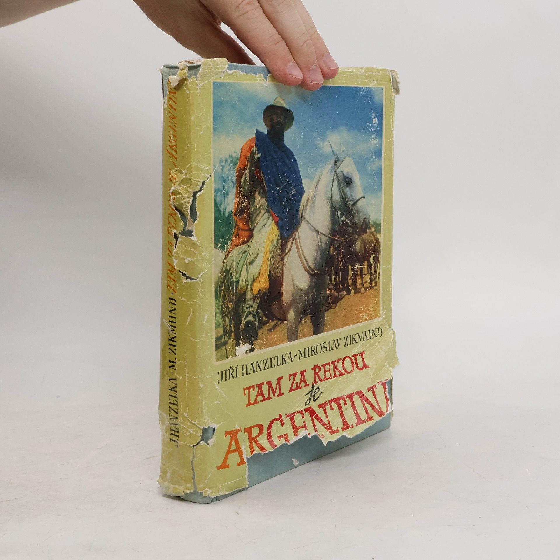 Jiří Hanzelka Tam za řekou je Argentina