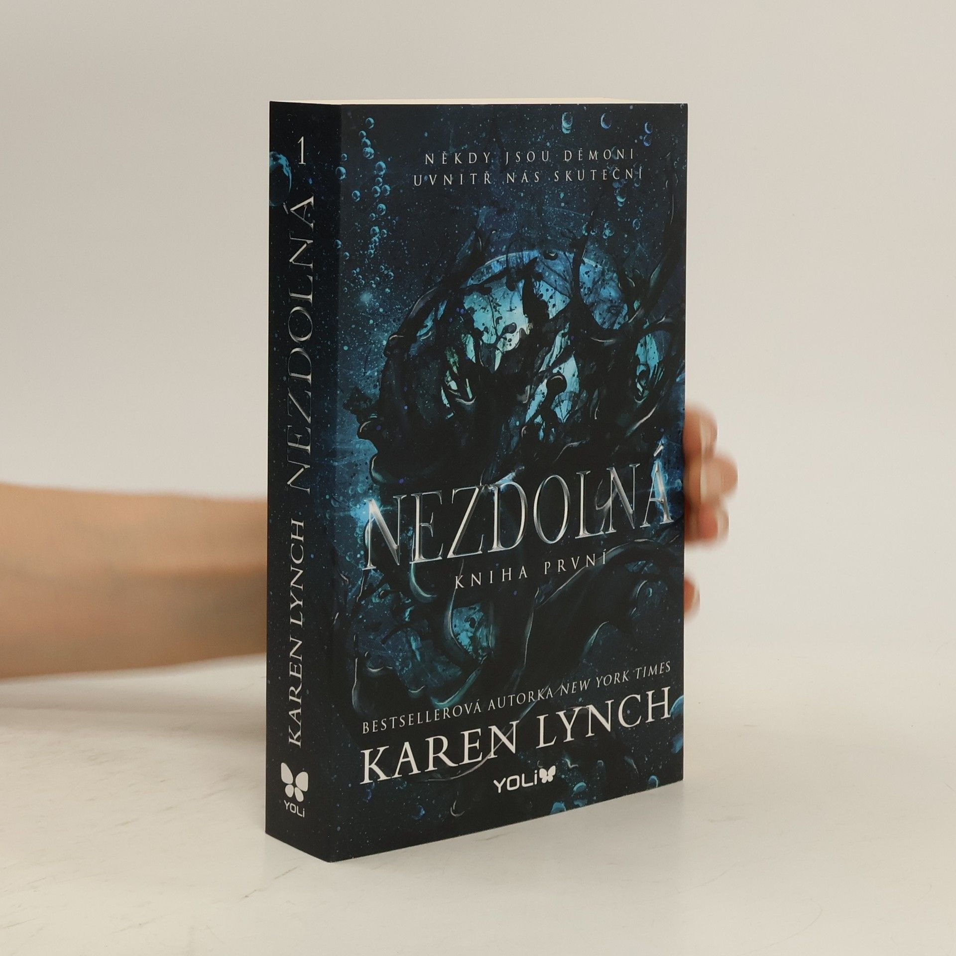 Karen Karen A. Lynch Nezdolná. Kniha první