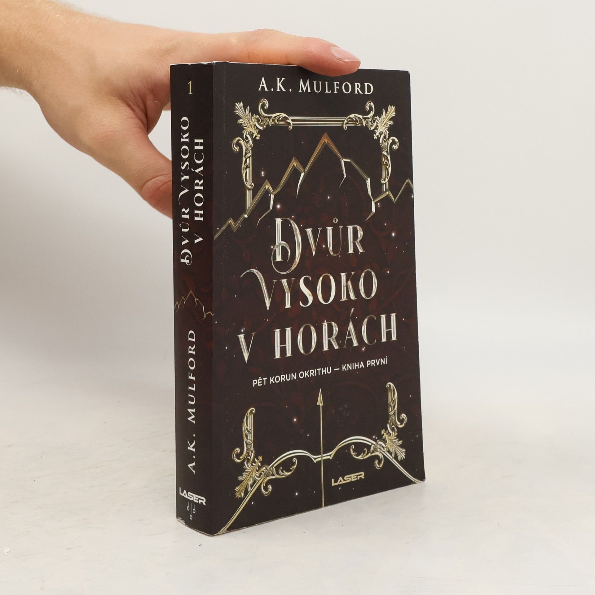 A. K. Mulford Dvůr vysoko v horách