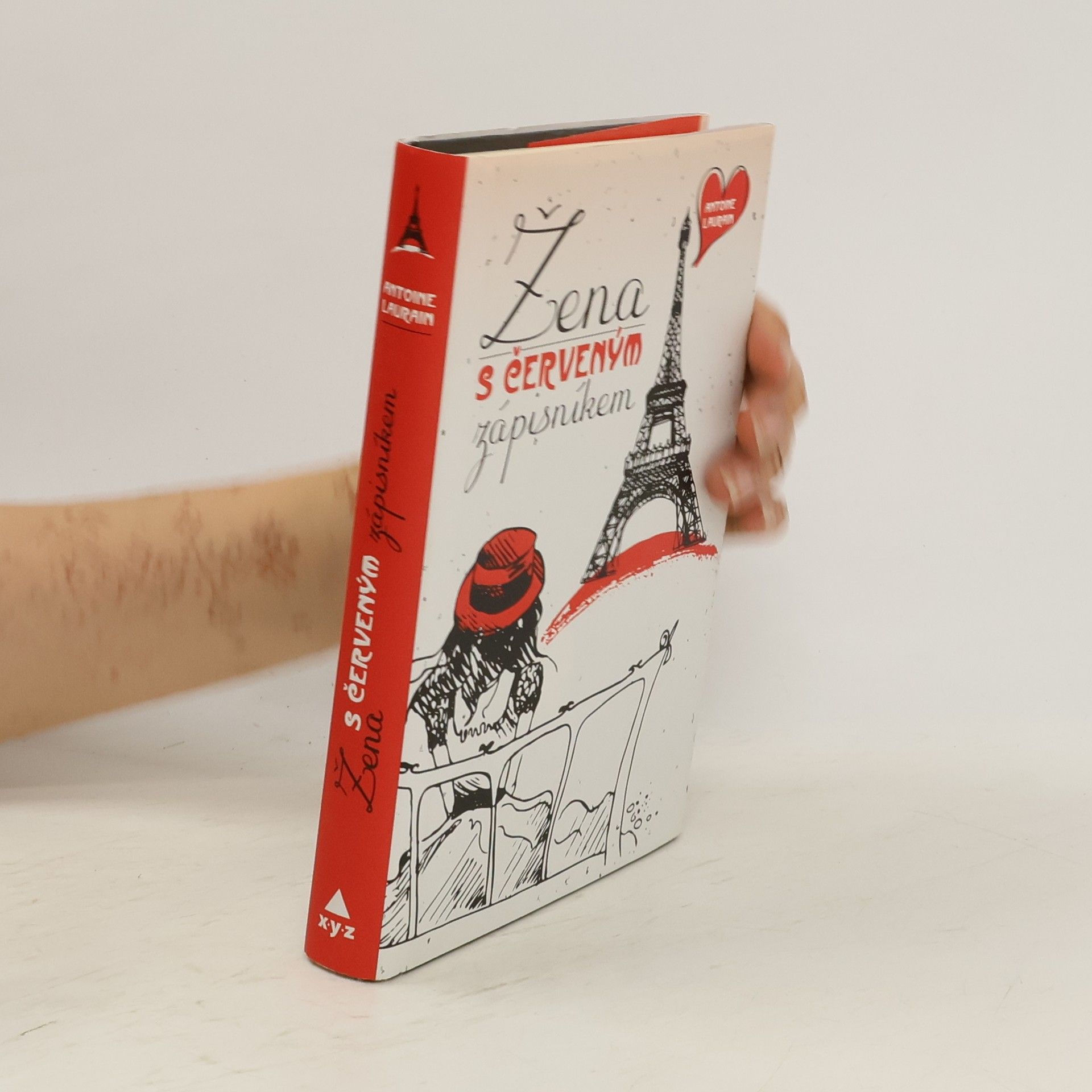 Antoine Laurain Žena s červeným zápisníkem